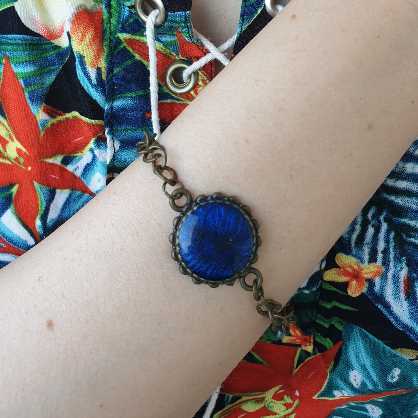 نیمست رزین گردنی و دستبند  یاقوت آبی  قاب و تمام اتصالات برنزی و قابل شستشو