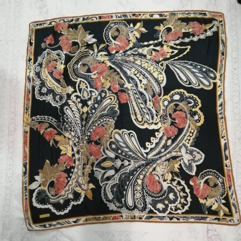 روسری طرح دار