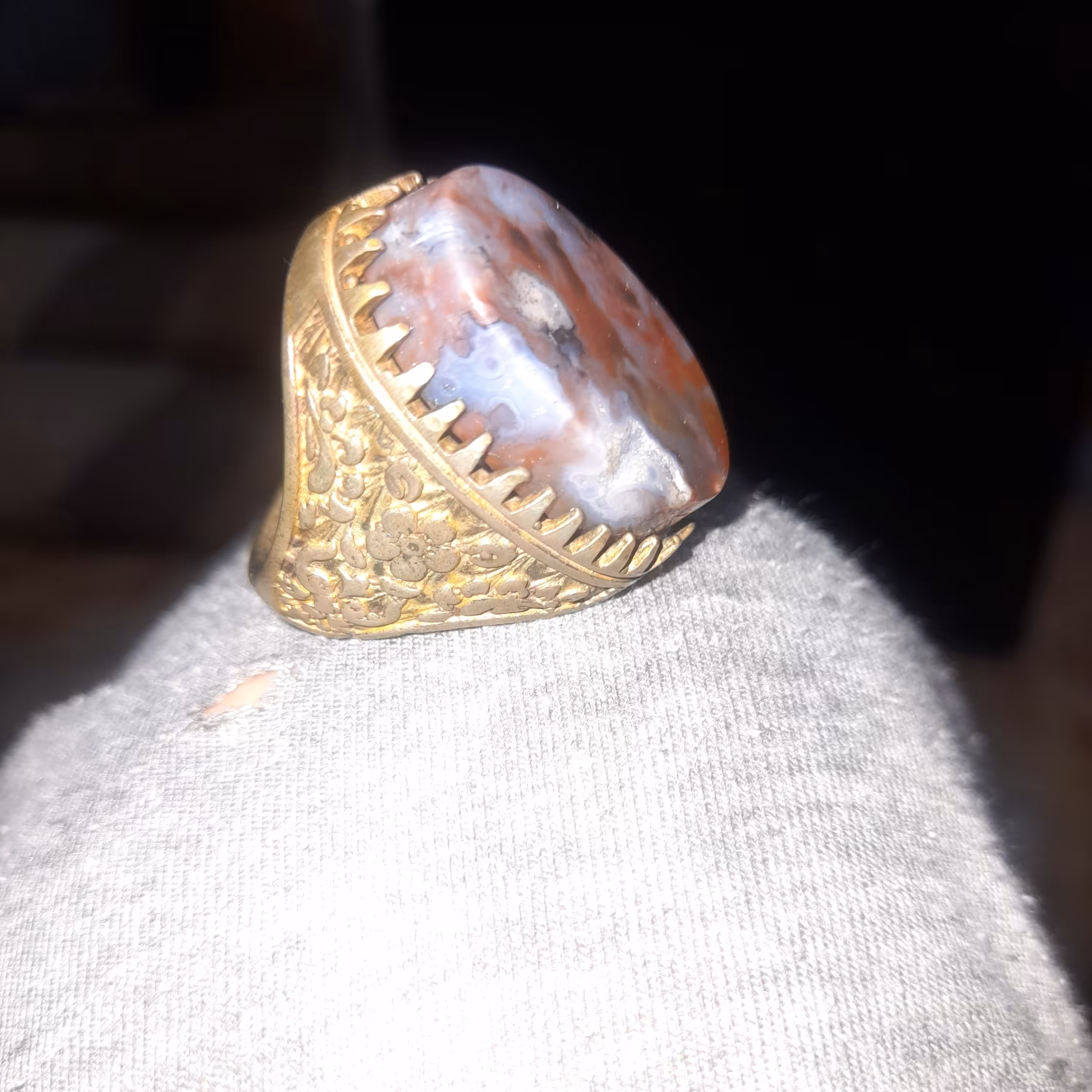 انگشتر رکاب نیکل با سنگ طبیعی عقیق ابر و بادی قرمز قائن