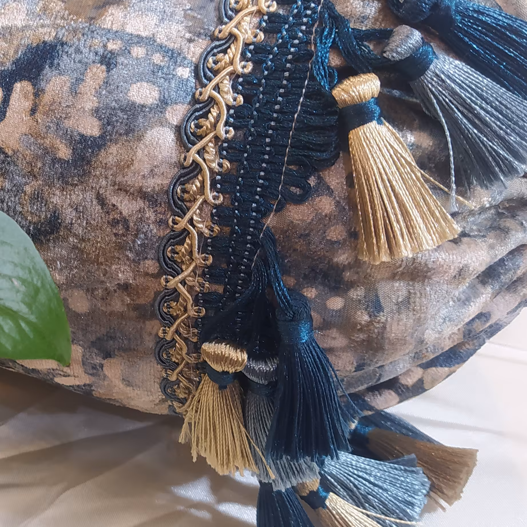 کوسن آبی مخمل چرمدوزی 