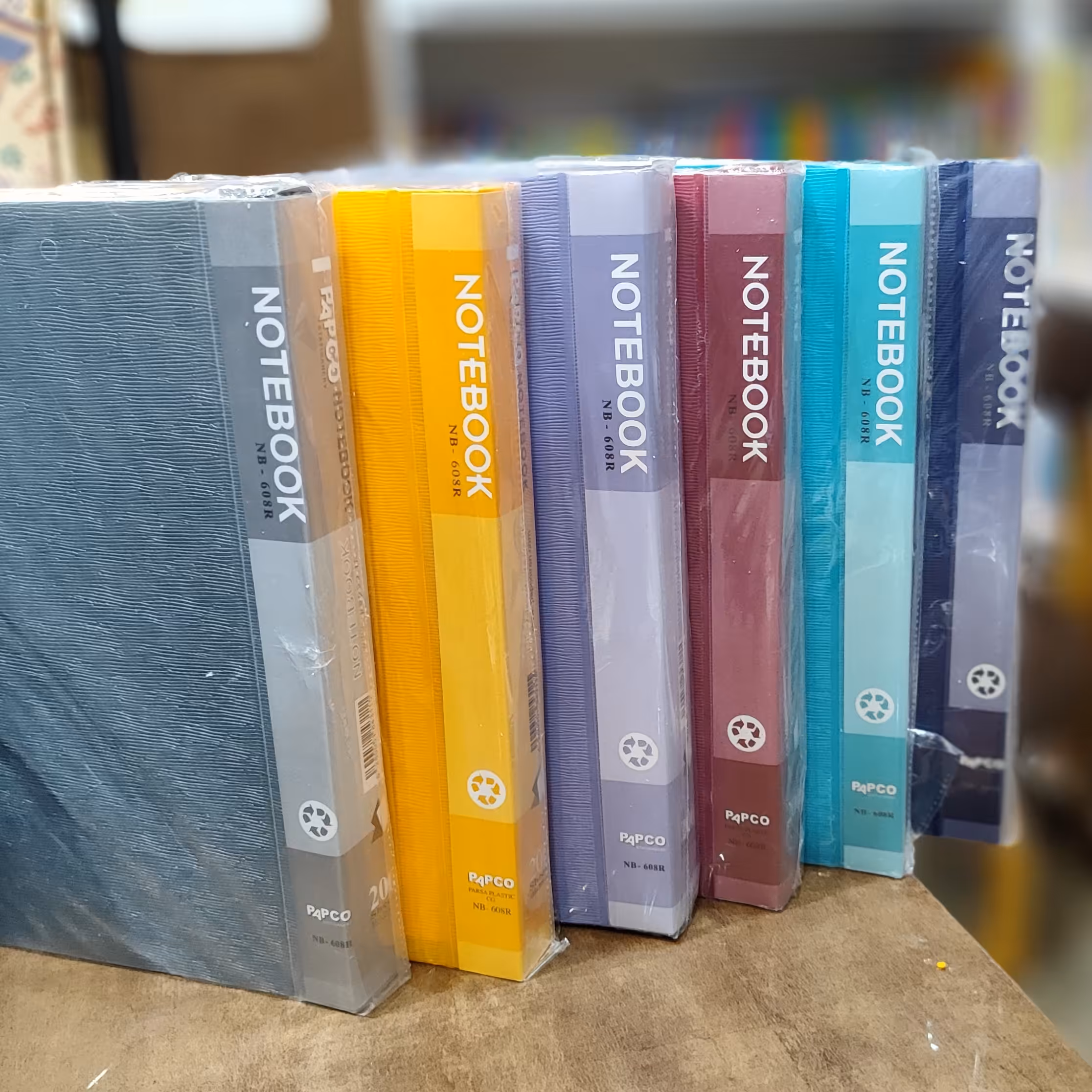 دفتر کلاسوری دکمه دار قفل پلاستیکی 200 برگ پاپکو کد NB-608 R