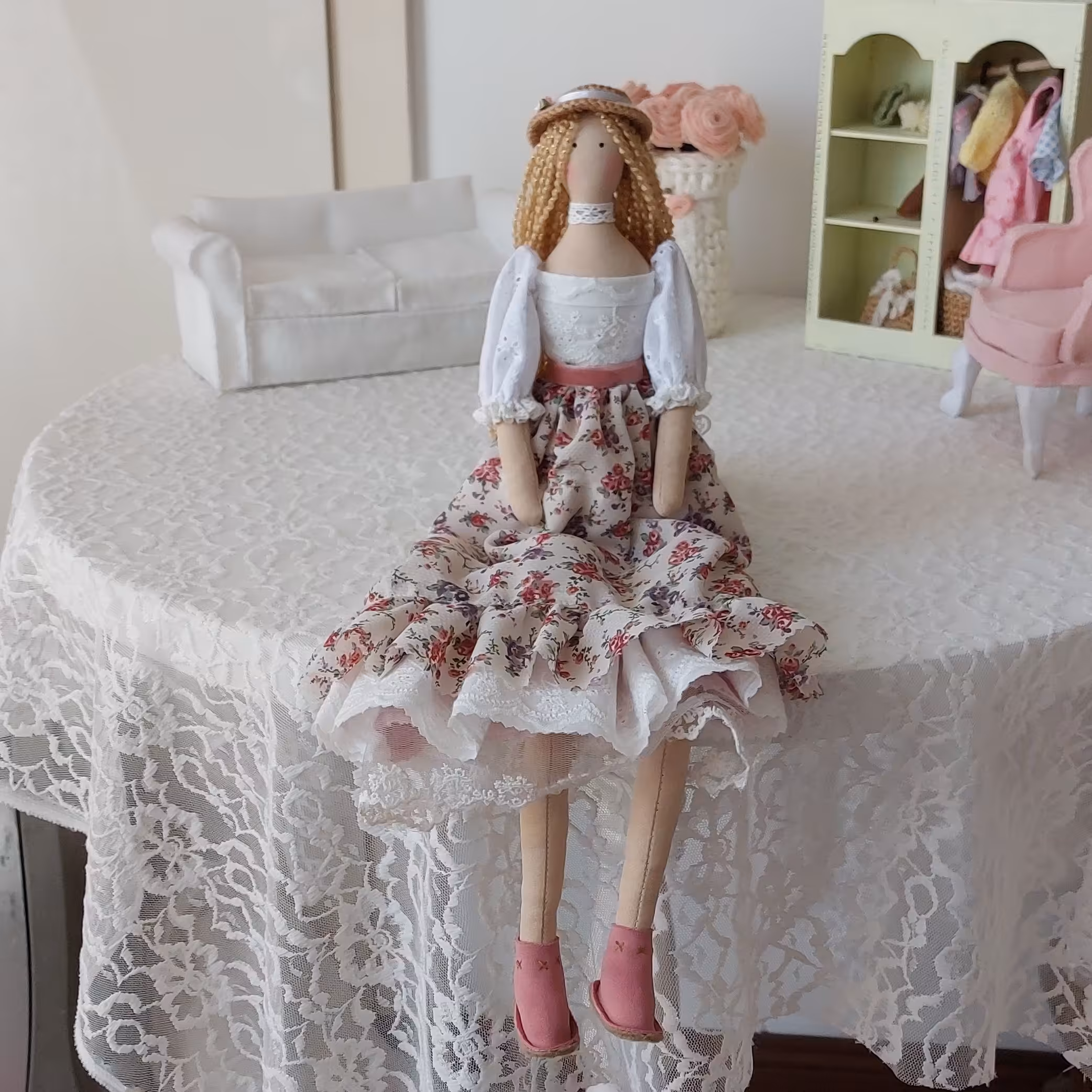 عروسک دختر پارچه ای
