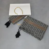 شال نخی جیوانچی منگوله دار ی شال بسیار باکیفیت ک اصلا چروک نمیشه و با اکثر لباساتون میتونید ست کنید بینهایت طرفدار داره