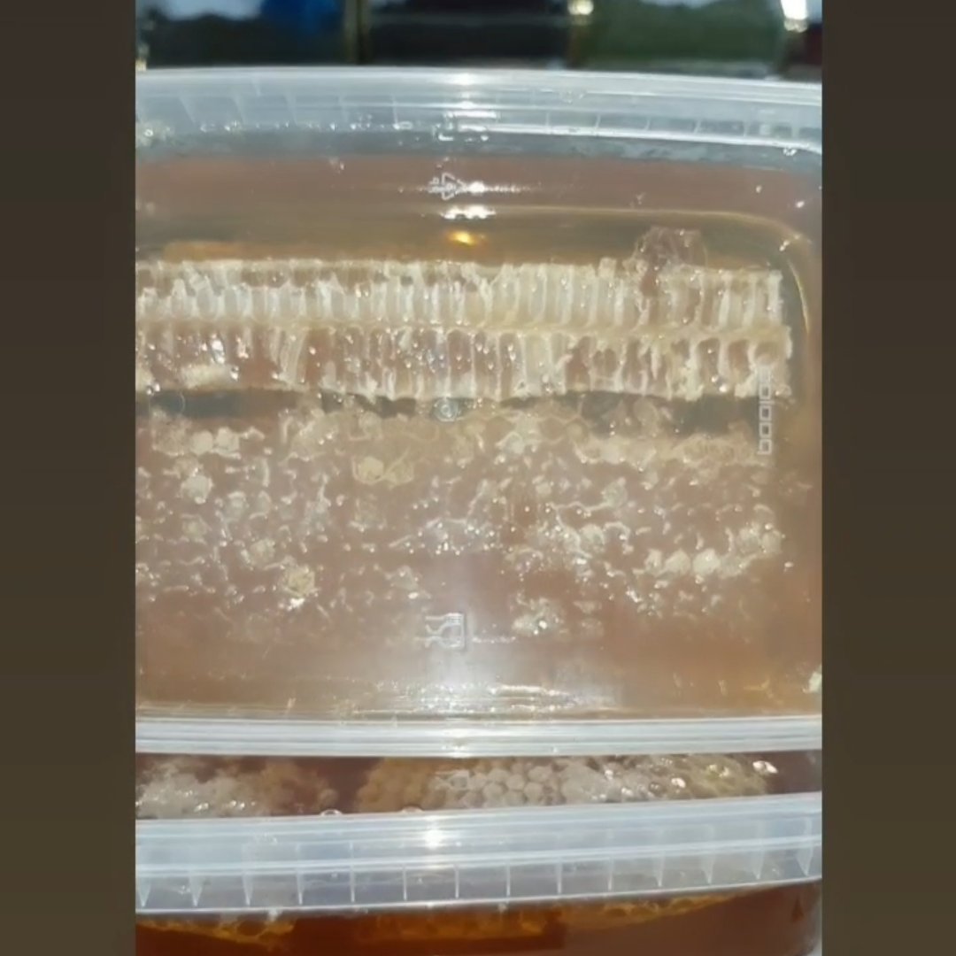 عسل موم دار