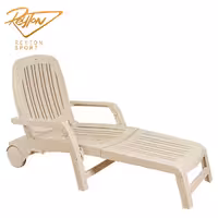 تخت کنار استخر طاووس