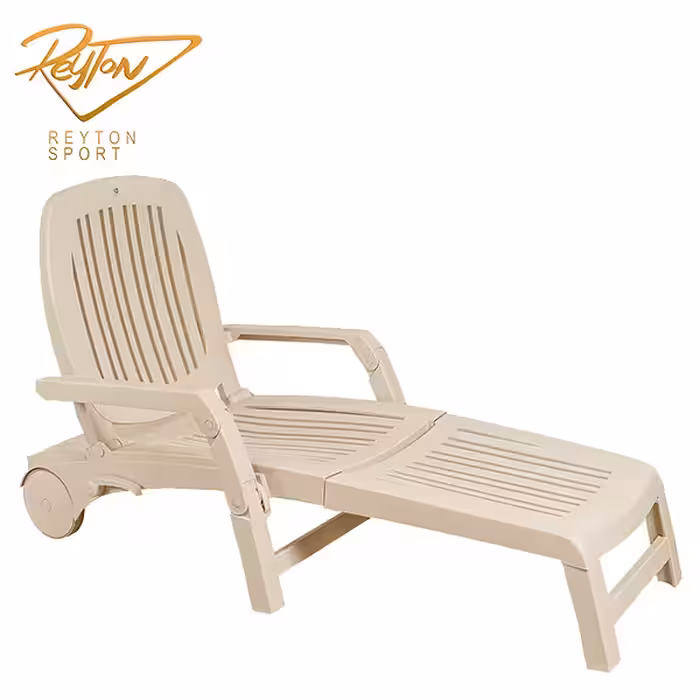 تخت کنار استخر طاووس