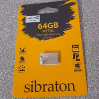 فلش 64 گیگ سیبراتون رنگ نقری جنس بدنه فلزی 