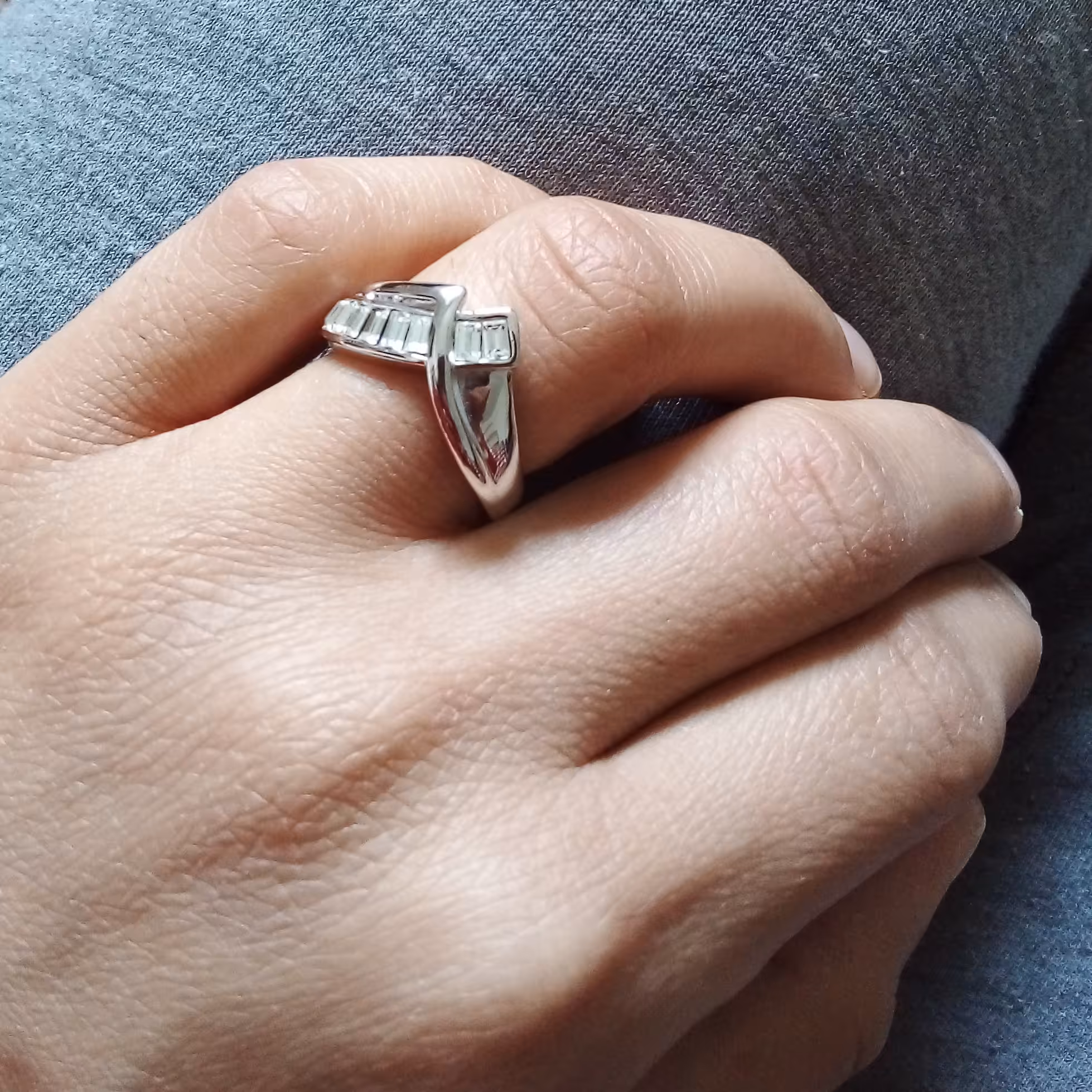 انگشتر طرح جواهری مارک و دارای رنگ ثابت و ضدحساسیت و سایز  هشت موجود میباشد