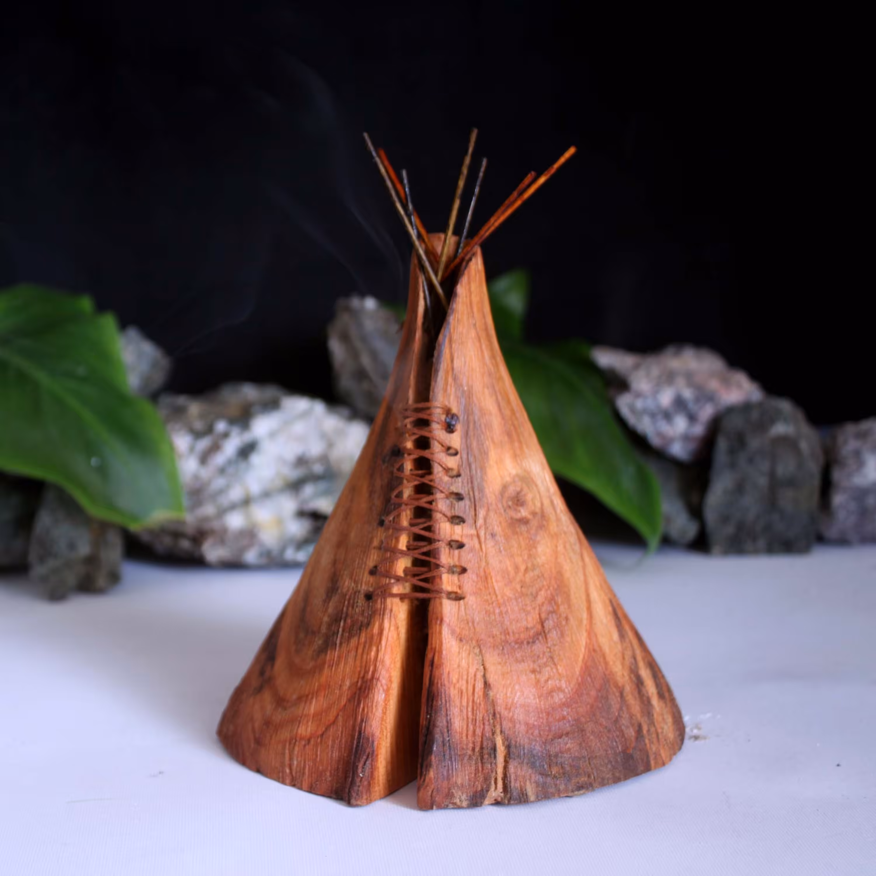 عودسوز چادر سرخپوستی چوبی دستساز ،ساخته شده با چوب چنار،مناسب عودهای شاخته ای و مخروطی