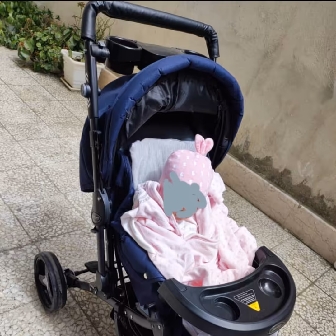 یک عدد کالسکه سرمه ای بزرگ نوزاد مناسب سن 0تا 2سالگی