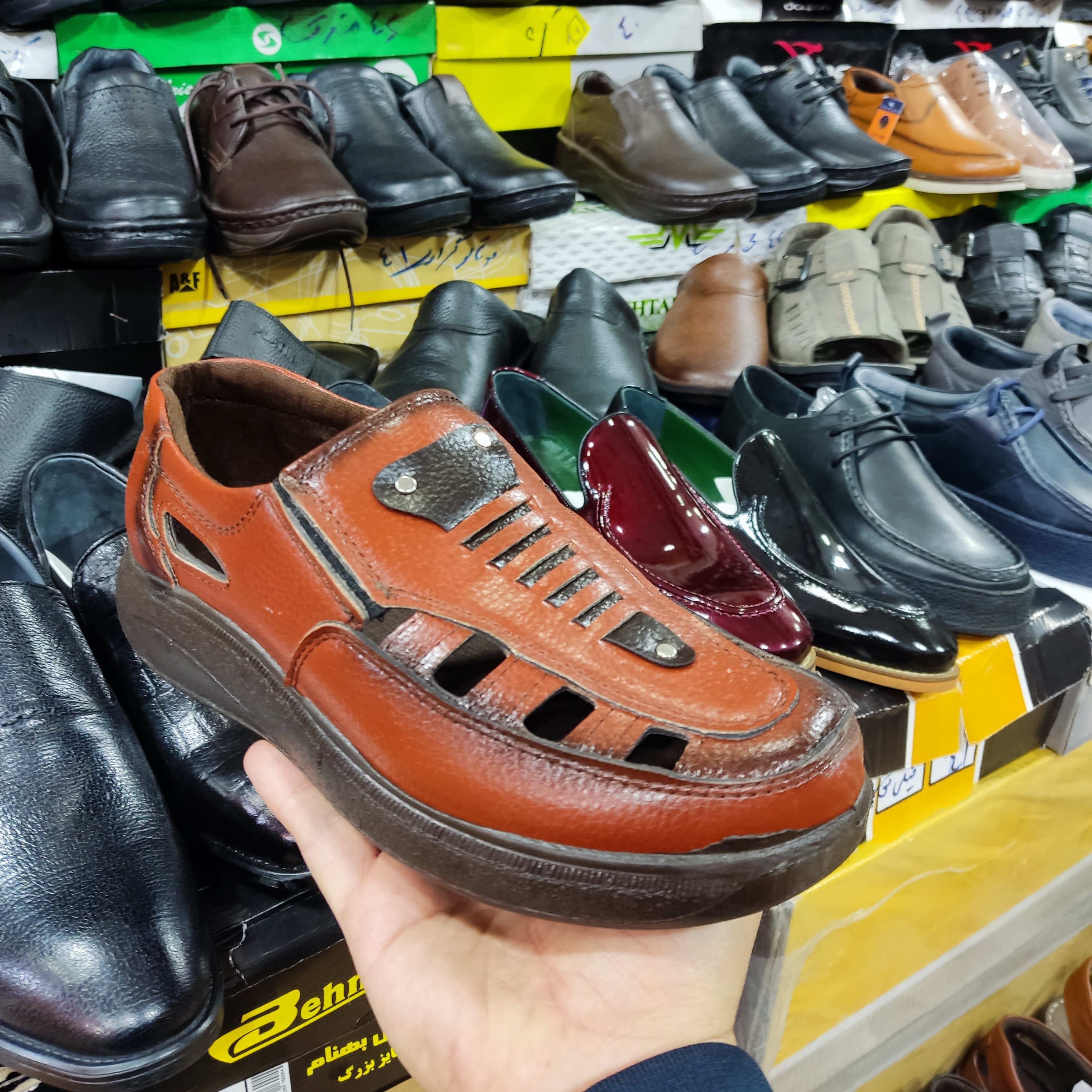 کفش تابستانی  چرم مصنوعی در رنگبندی و سایز بندی متنوع