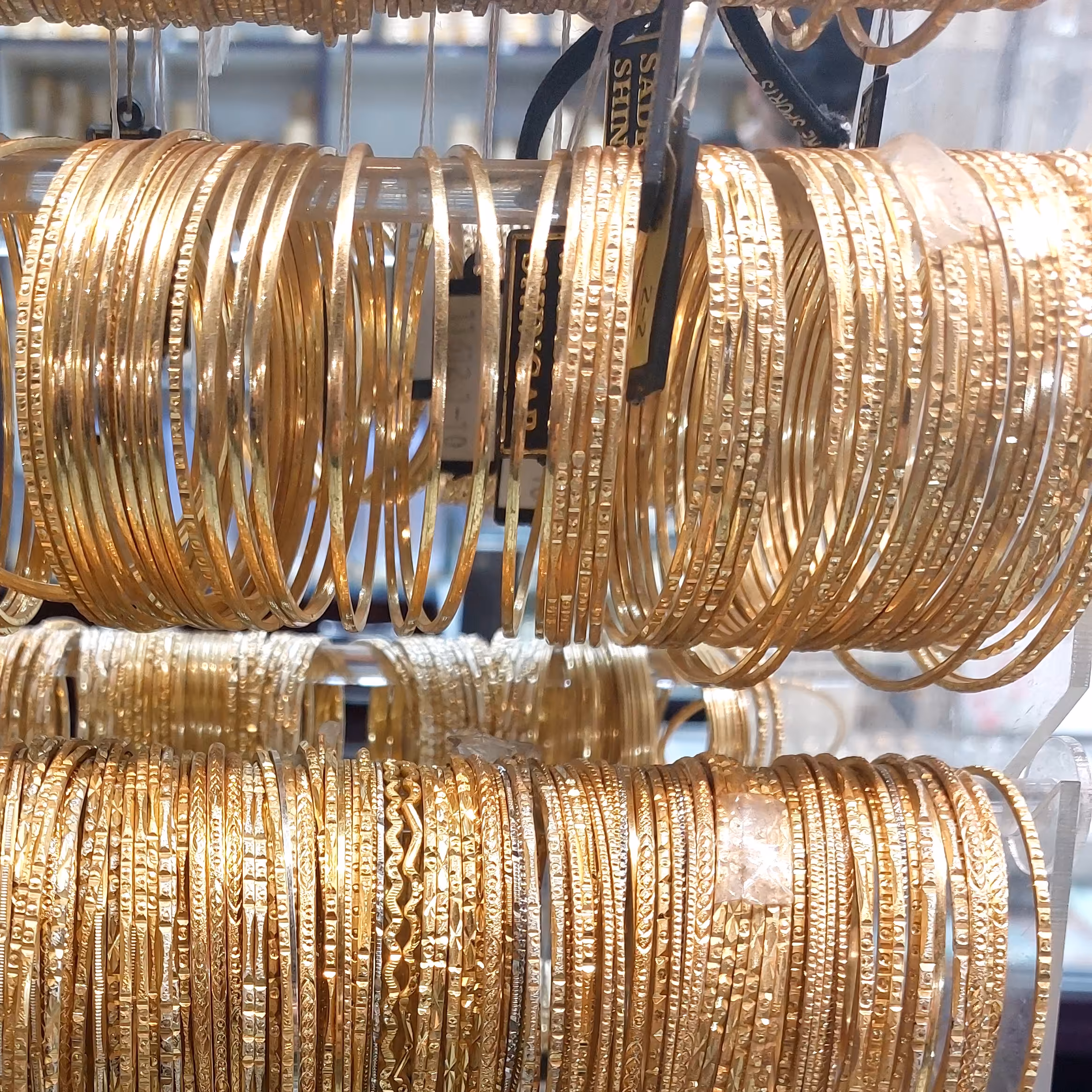 النگوهای بدلیجات با طلا مو نمیزنه تک پوش هم داره قیمتش هم خیلی مناسب هست