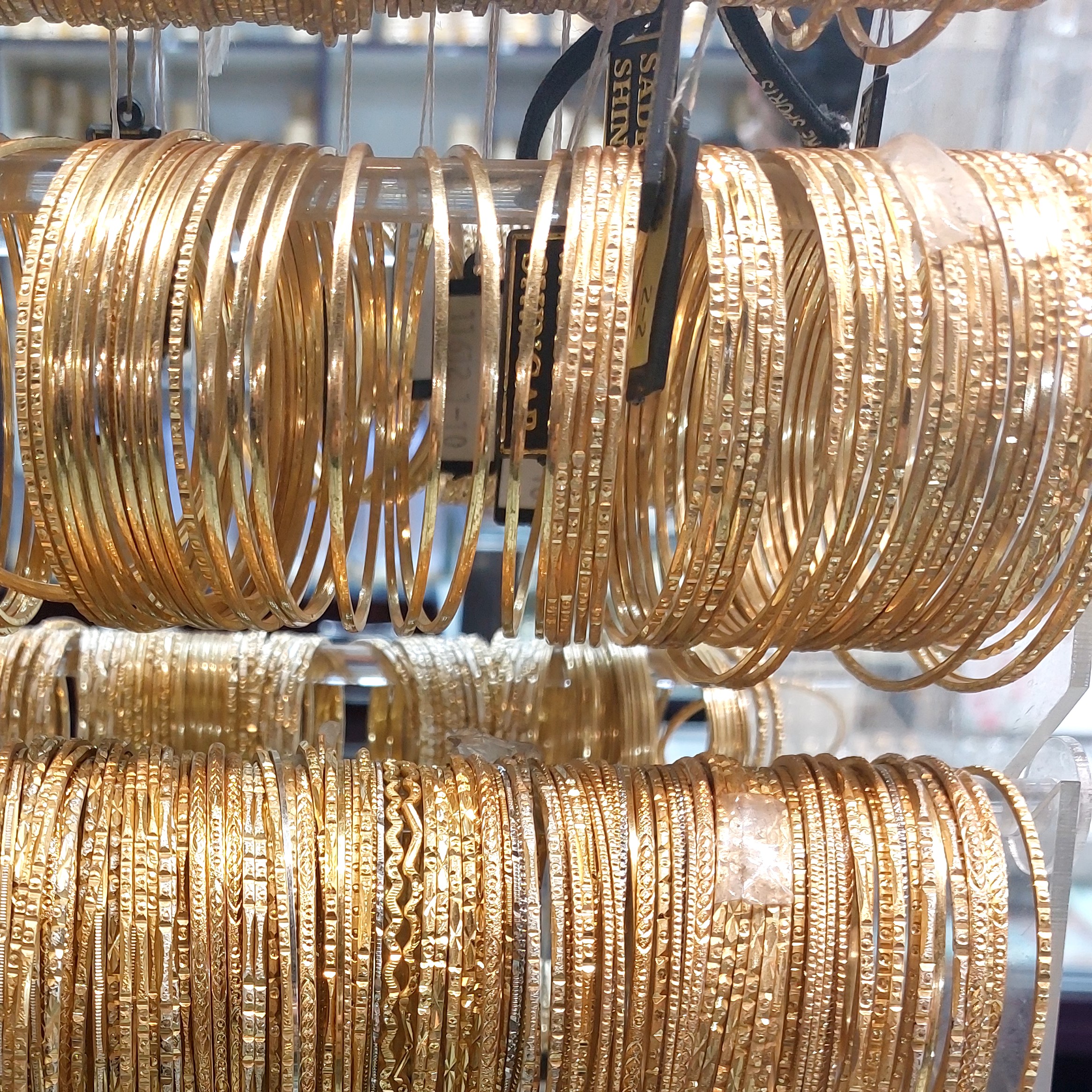 النگوهای بدلیجات با طلا مو نمیزنه تک پوش هم داره قیمتش هم خیلی مناسب هست