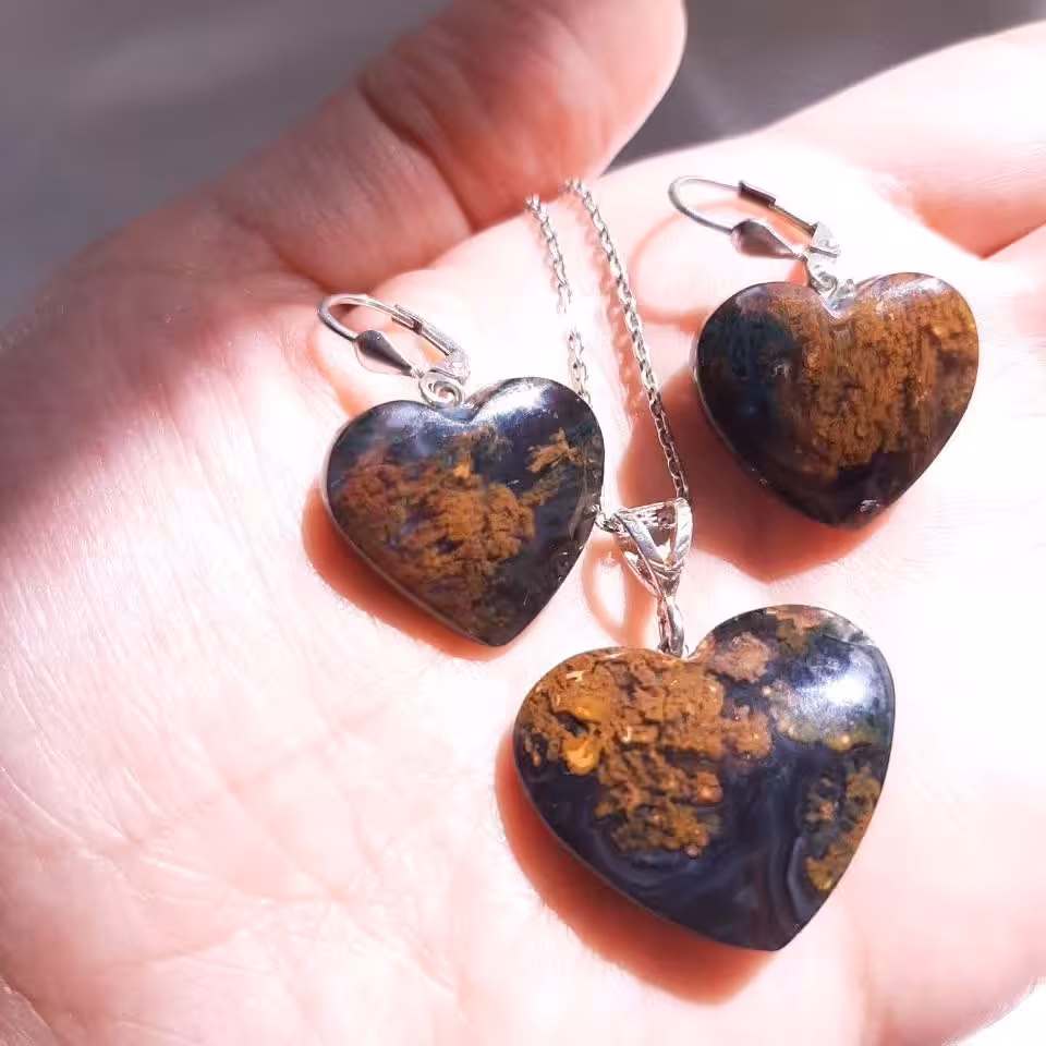 شجر سبز با تاکهای رقصان اتصالات نقره و پولیش عالی سنگ معدنی