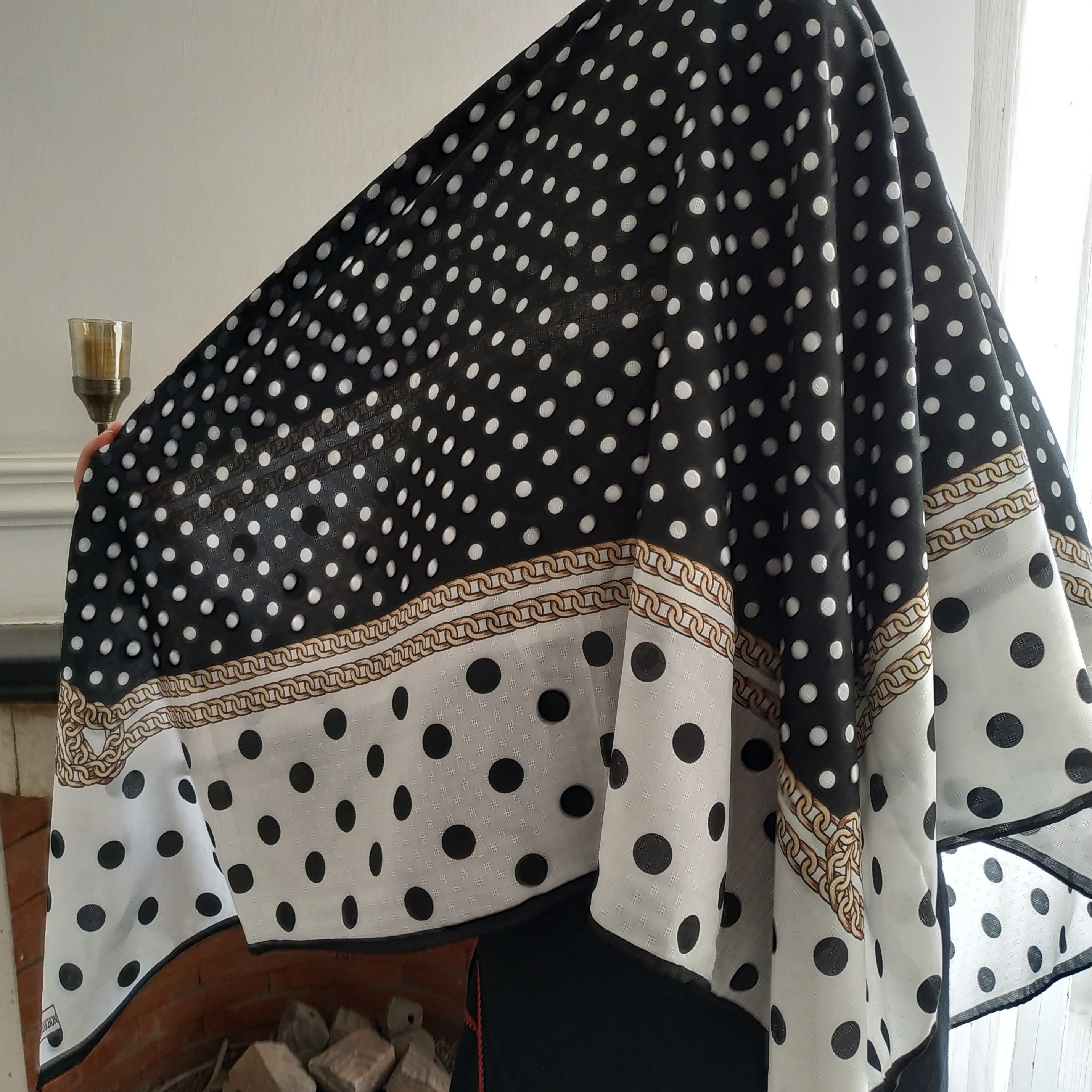 روسری خالخالی سفید مشکی