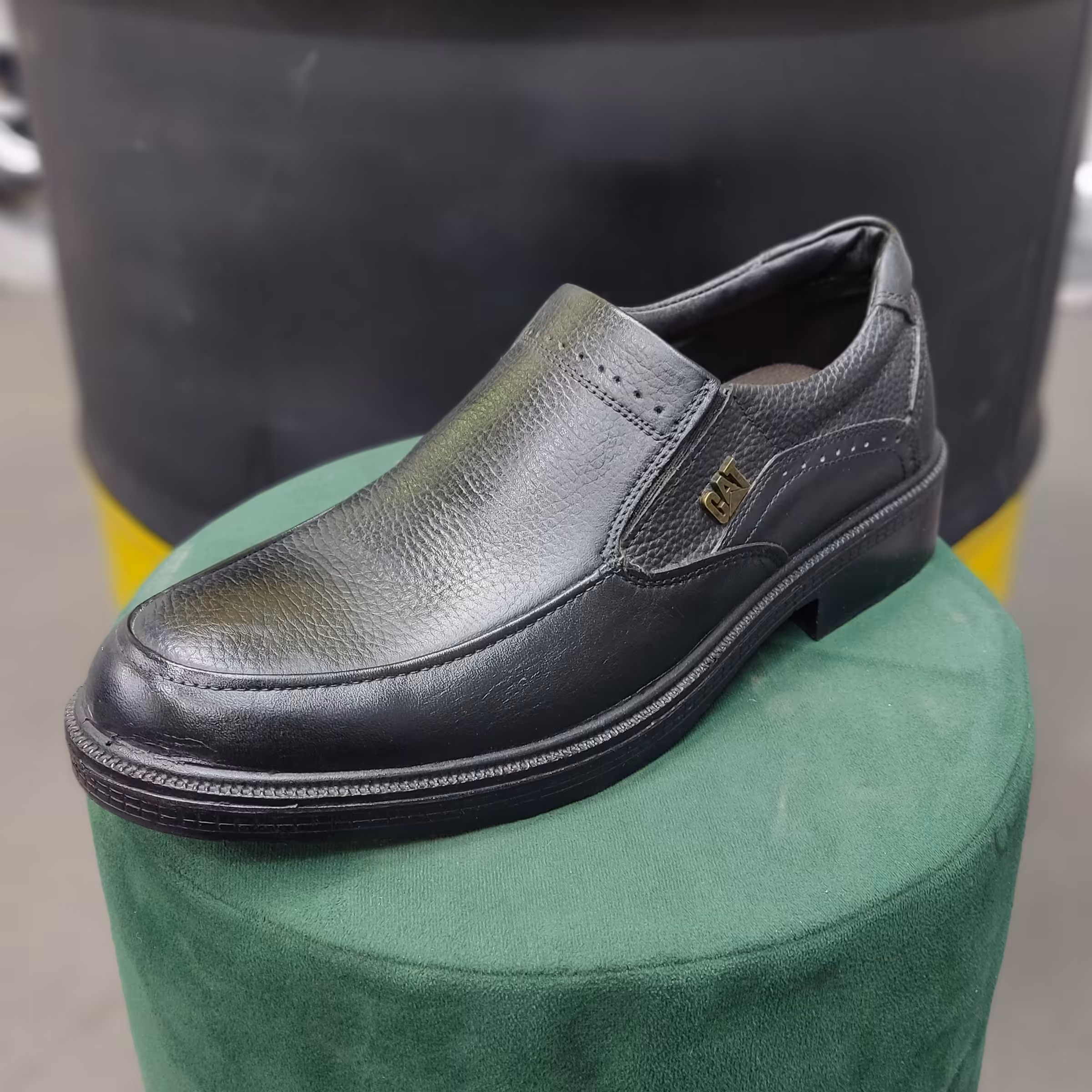 کفش چرم طبیعی بدون بند CAT