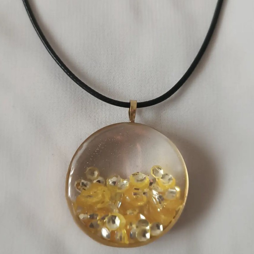 گردنبند متحرک رزینی و اکلیل سه بعدی زرد فریم برنجی طلایی وبند استیل طلایی