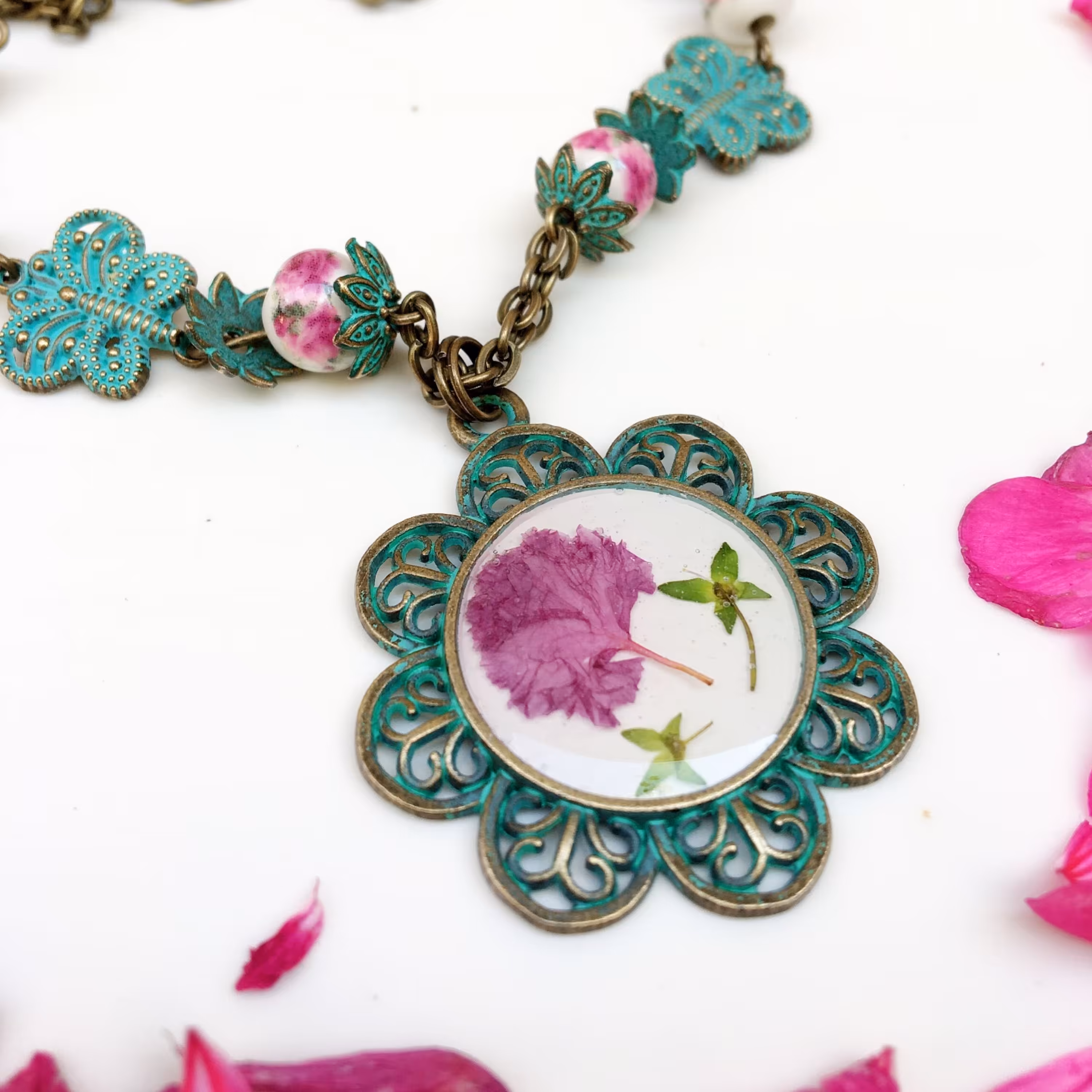 گردنبند فیروزه ای و گل خشک بنفش