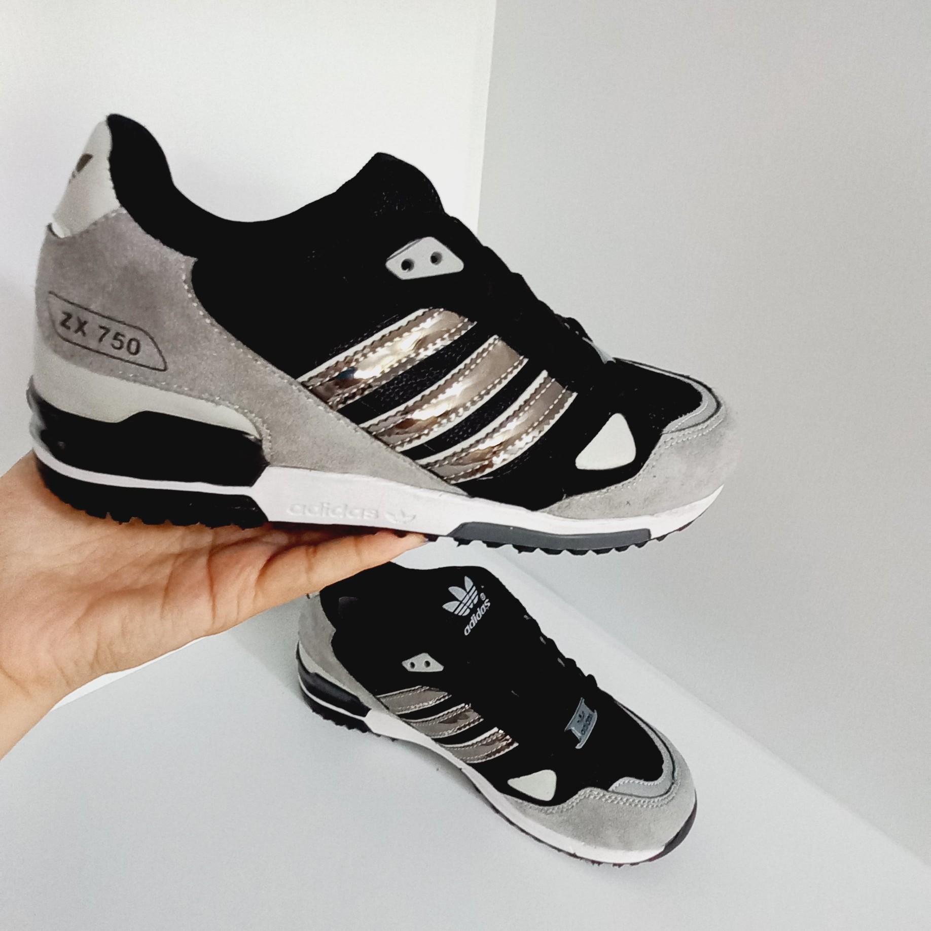 کتانی عمده مردانه مدل zx750 رنگ مشکی با سه خط نقره ای سری 10 جفتی از سایز 40 تا 44