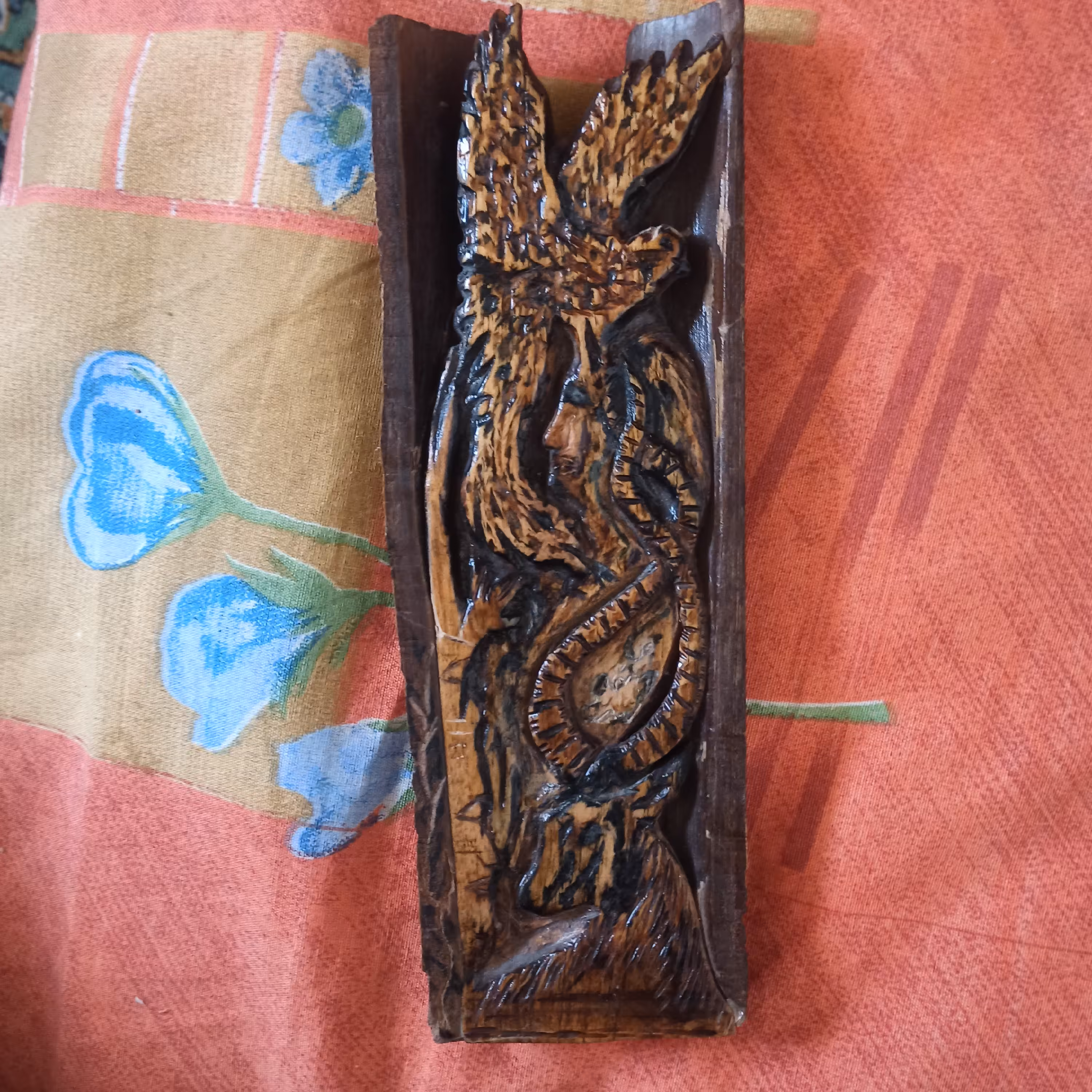 تابلوی  کندهکاری ازچوب گردو به طول 30سانتیمتر وعرض 10