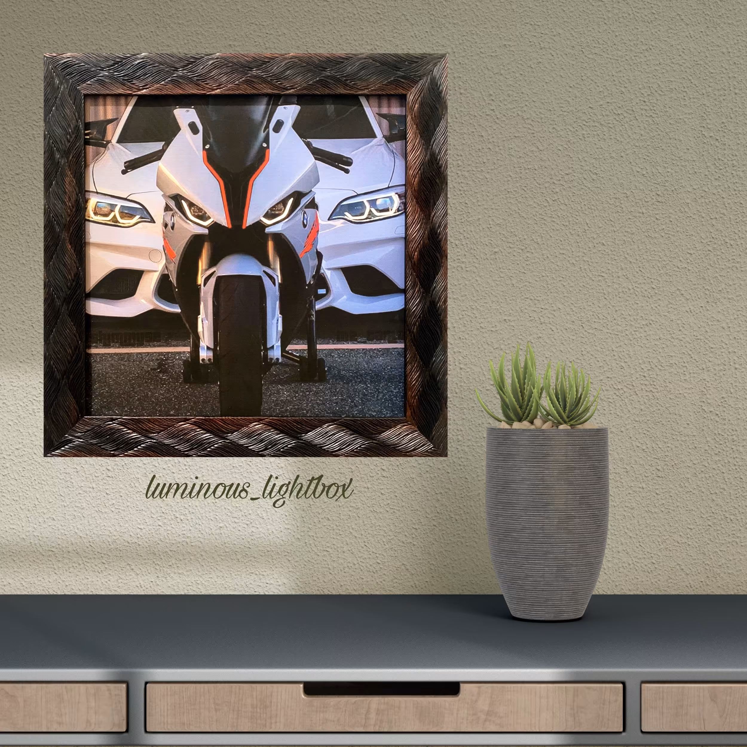 تابلو دکوراتیو با نورپردازی لومینوس طرح ماشین و موتور