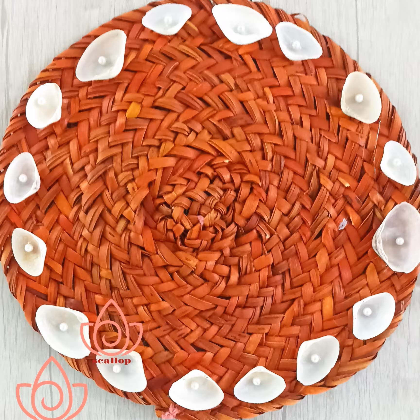 زیر بشقابی زیبای حصیری تزیین شده صدف و مروارید قابل استفاده بعنوان دیوارکوب قابل سفارش در رنگها و طرحهای مختلف