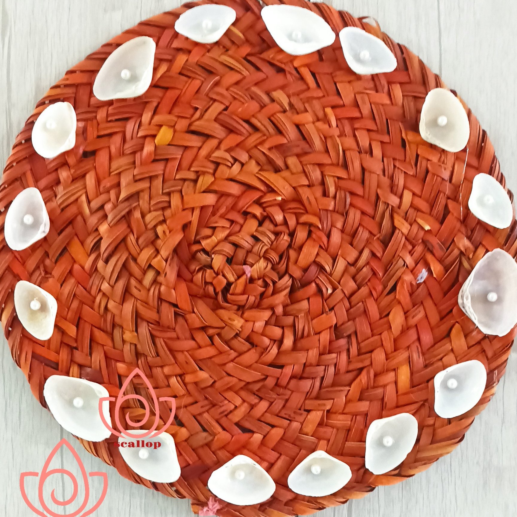 زیر بشقابی زیبای حصیری تزیین شده صدف و مروارید قابل استفاده بعنوان دیوارکوب قابل سفارش در رنگها و طرحهای مختلف