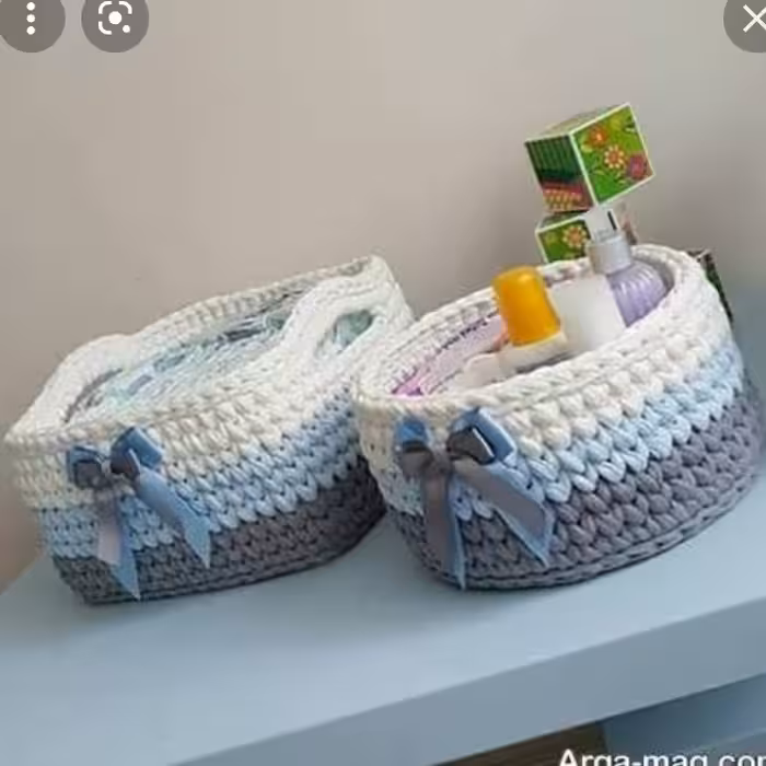 ست دو تیکه سبد سیسمونی تریکو پسرانه و نظم دهنده اتاق کودک آبی رنگ مدل گندمی