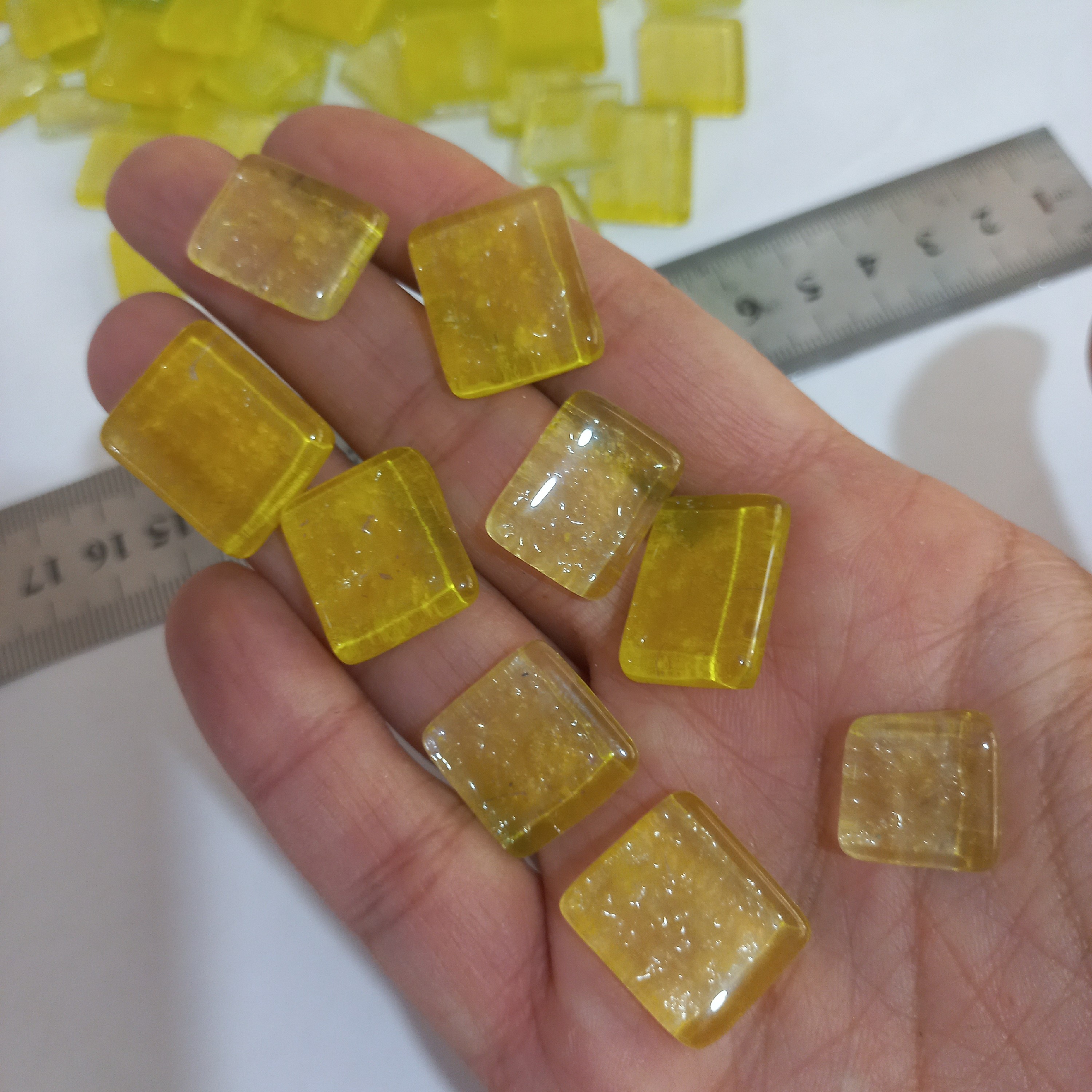 کاشی شیشه ای رنگ زرد مخصوص هنر موزاییک بسته پنج عددی