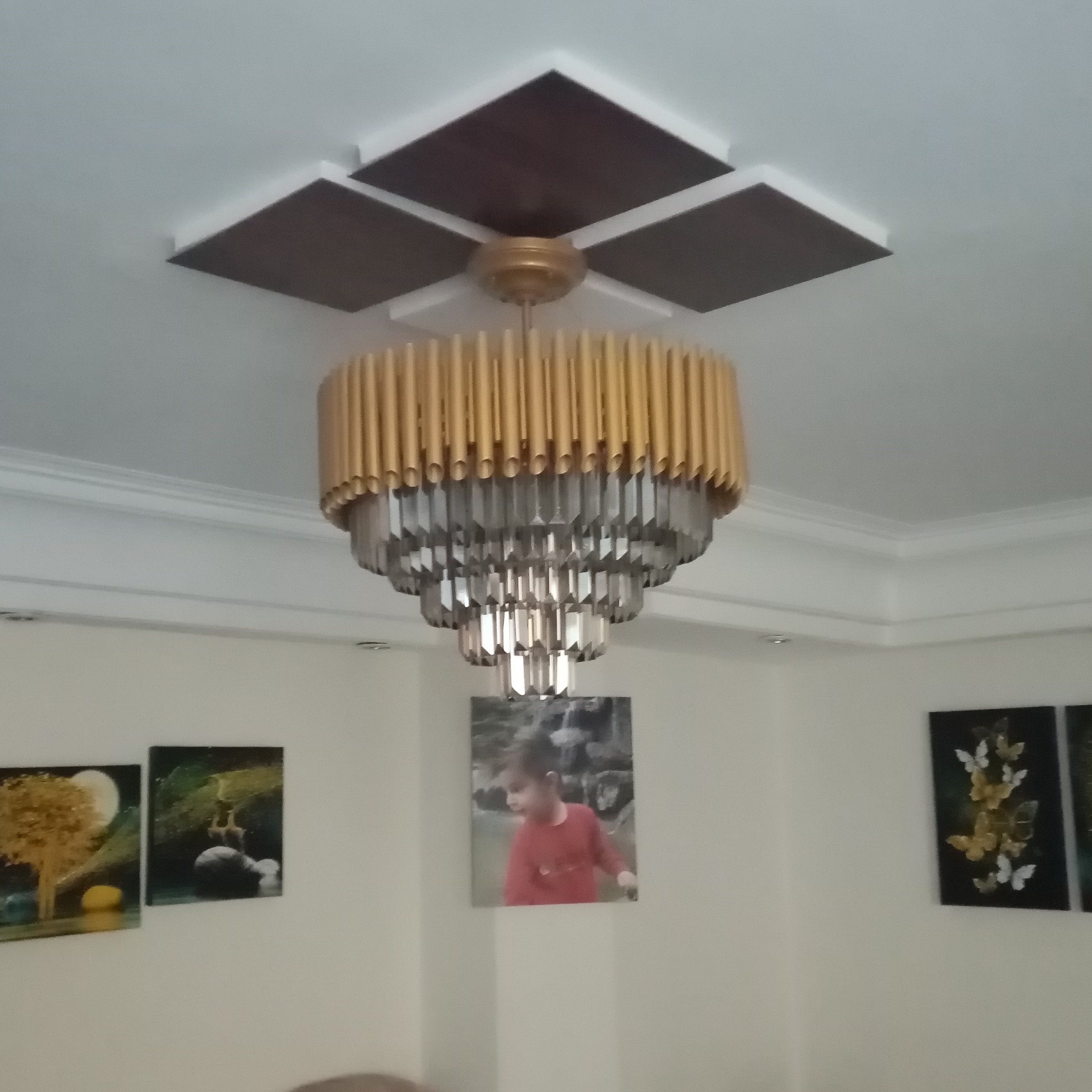 لوستر مدرن طرح سارا رنگ طلایی کوره ای الکترواستاتیک جنس بدنه فلزی با 12 لامپ و 200 عدد کریستال شامپاینی درجه یک