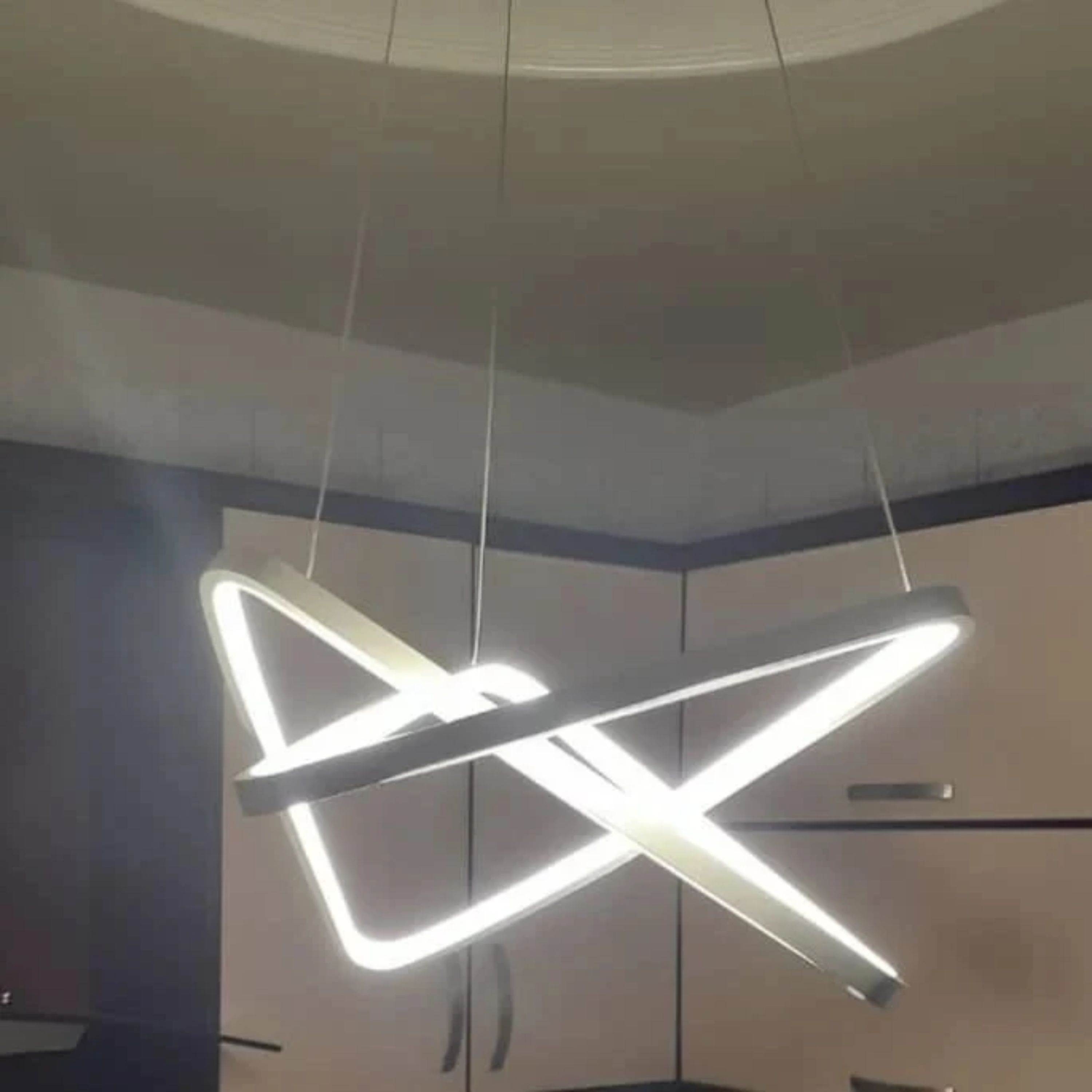 لوستر مدرن طرح ستاره رنگ بدنه سفید نور آفتابی