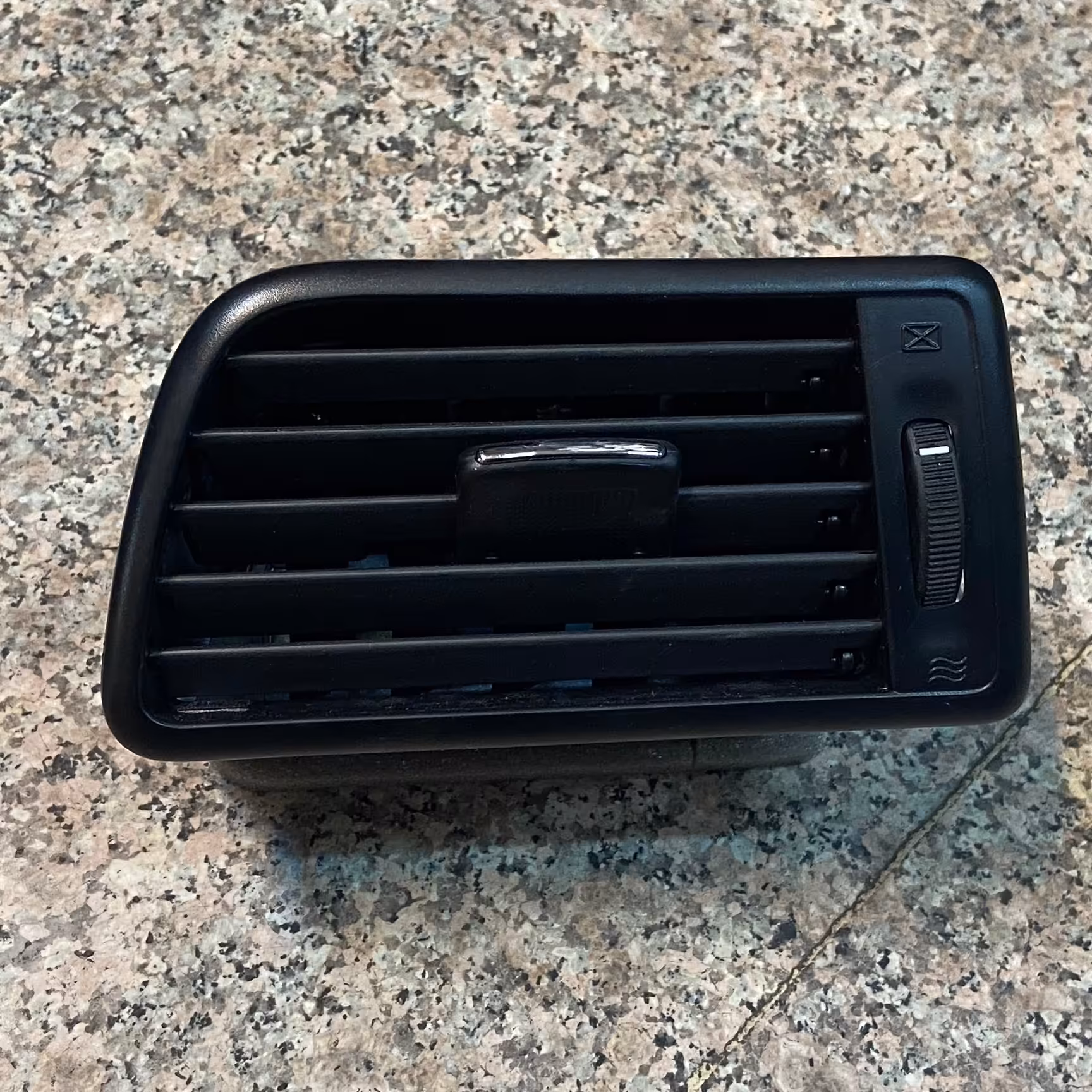 دریچه هوا کناری شاهین چپ