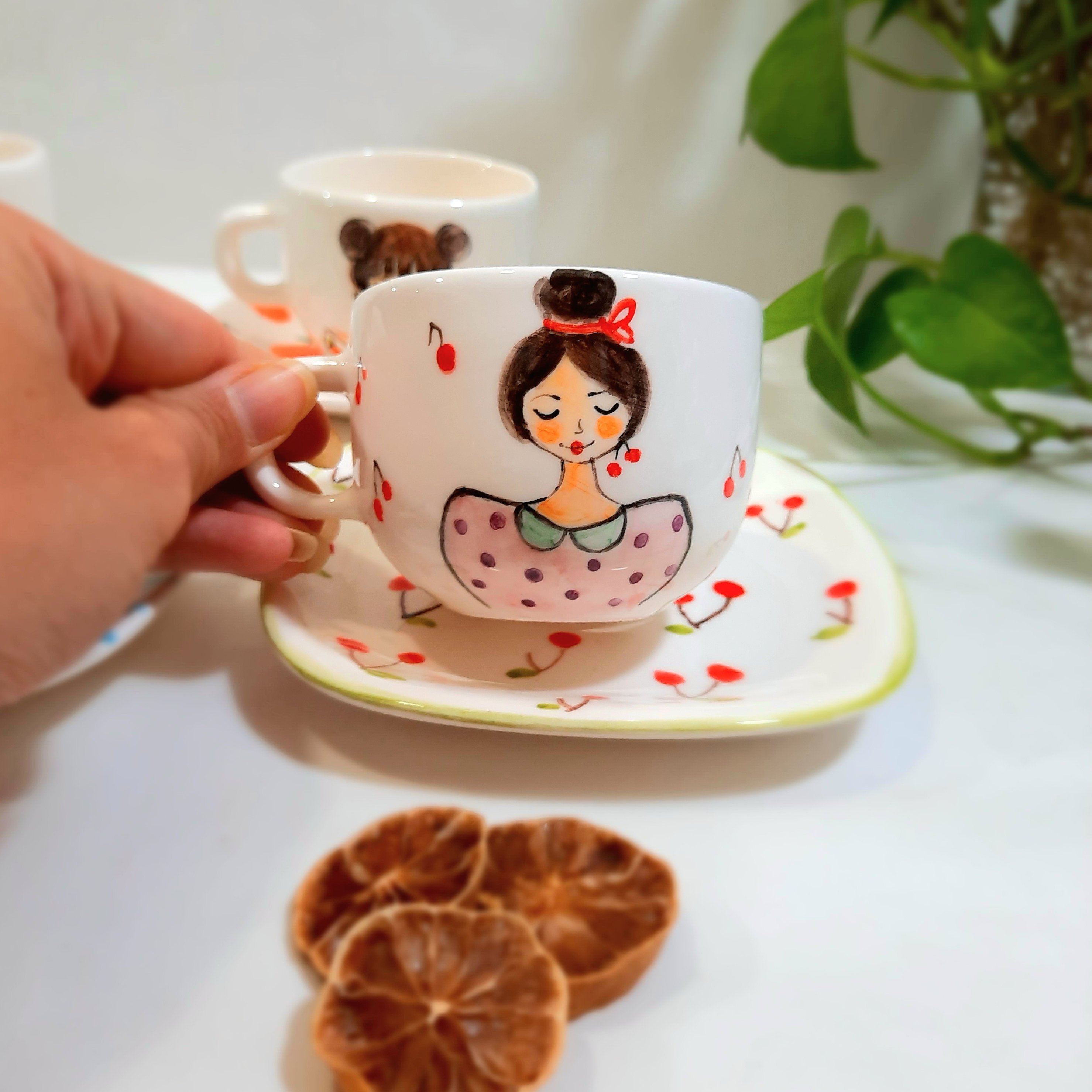 فنجون نعلبکی فانتزی دخترونه جنس سفالی ،نقاشی شده زیرلعابی 