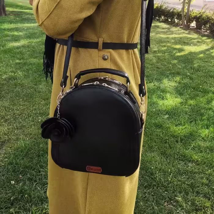 کیف دوشی  ودستی زنانه با جاکلیدی طرح گل چرم طبیعی ودست دوز تیاراچرم مشهد