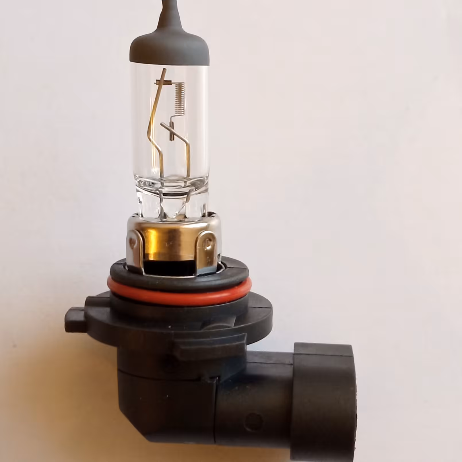 لامپ خودرو ،شماره 9006   ،ولتاژ کار12ولت ،55 وات استاندارد،با 50درصد نوردهی بیشتر،کیفیت عالی.