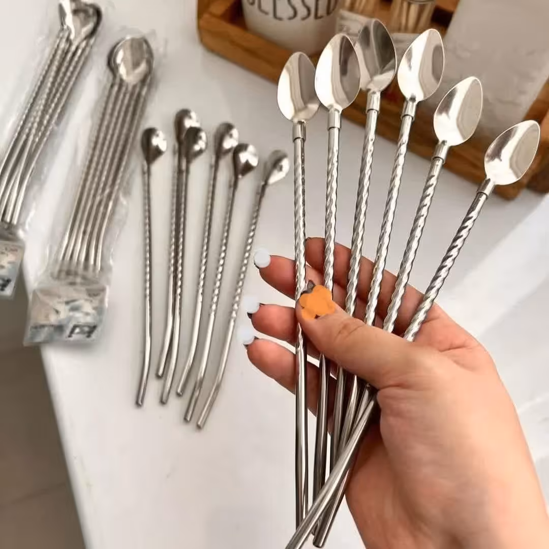 قاشق نی دار استیل طرح پیچی مناسب نوشیدنی و شربت بسته 6عددی با فرچه طول 23.قاشق شربت خوری نی دار 