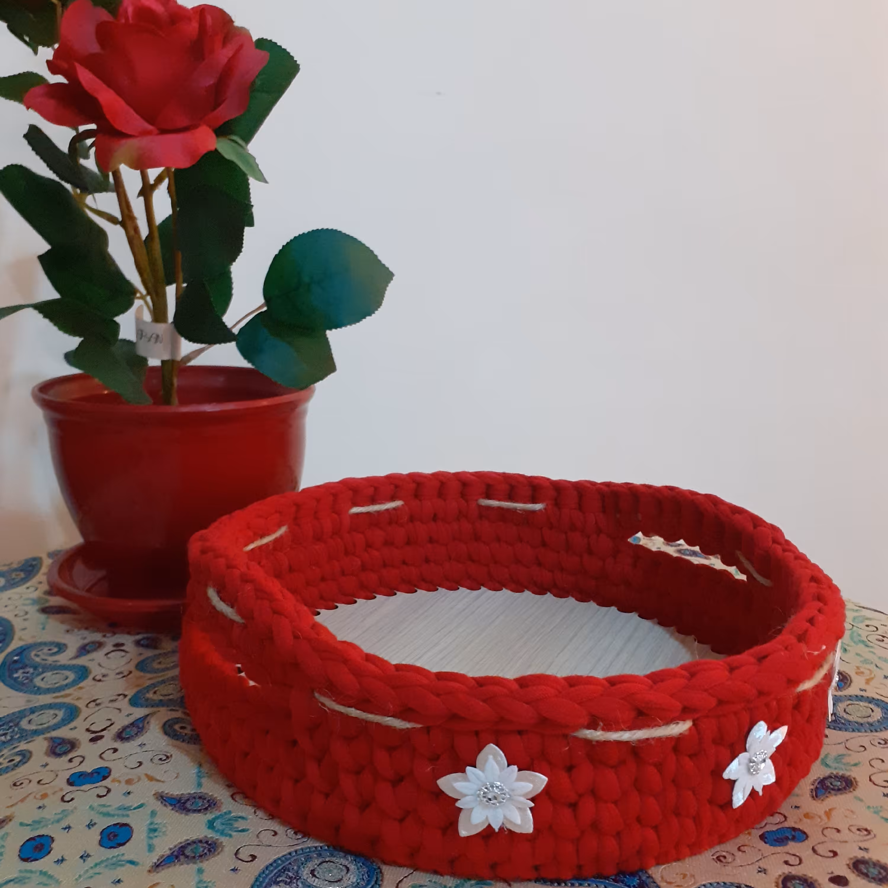 سینی تریکو بافی گرد قطر 25 با تزئین شکوفه