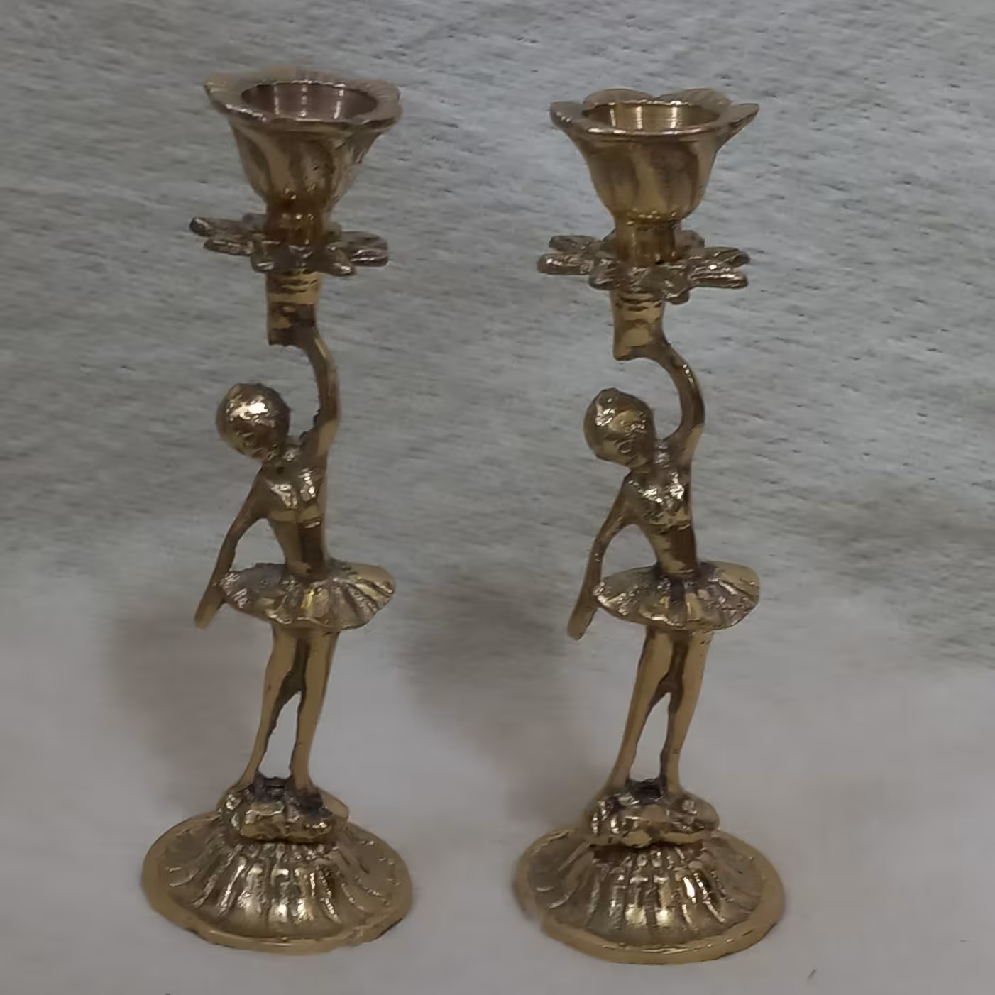 شمعدان برنزی قیمت 390000تومان با کیفیت وزن محصول 400گرم 