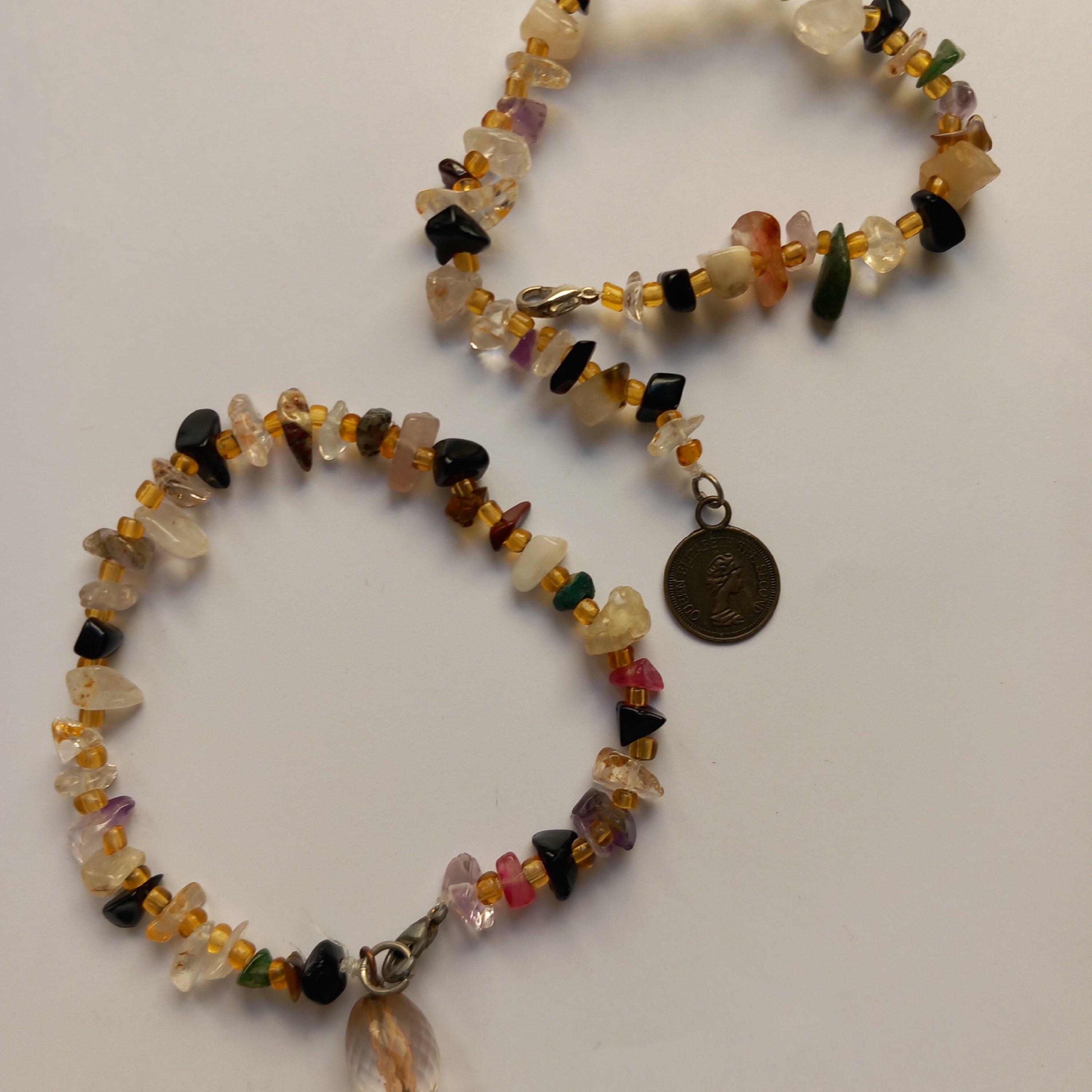 دستبند کار شده باخورده سنگ های جید.انیکس.در.آماتیست و... همراه با آویز های در تراش خورده و سکه