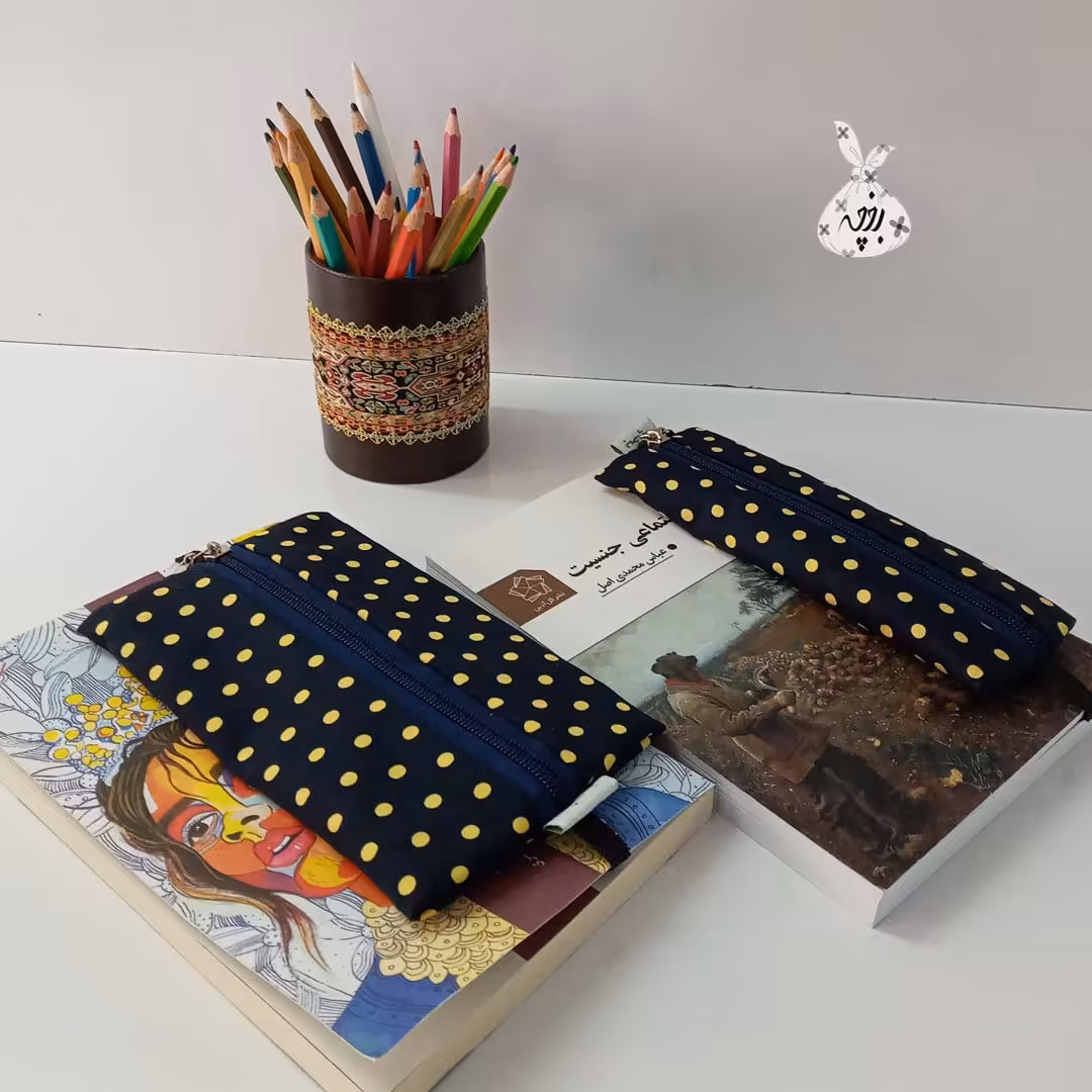 جامدادی نشانگر کتاب که با کش به کتاب وصل میشود