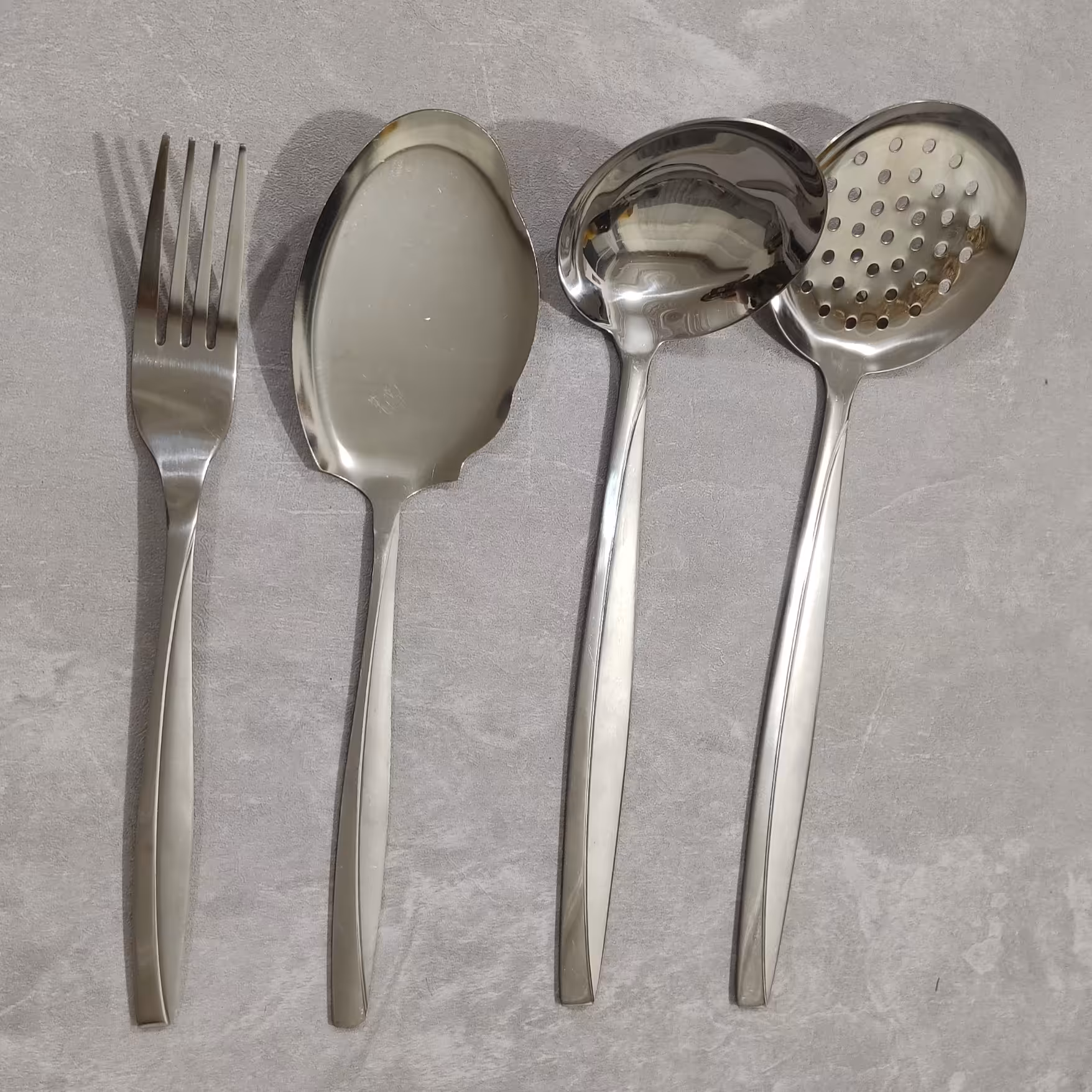 ست 4 تایی کفگیر سوراخ دار و کفگیر ساده و ملاقه(ملاغه)و چنگال بزرگ (چنگال مرغ ) طرح ماینز  ضخیم  ( از هر کدام 1عدد ) مایز