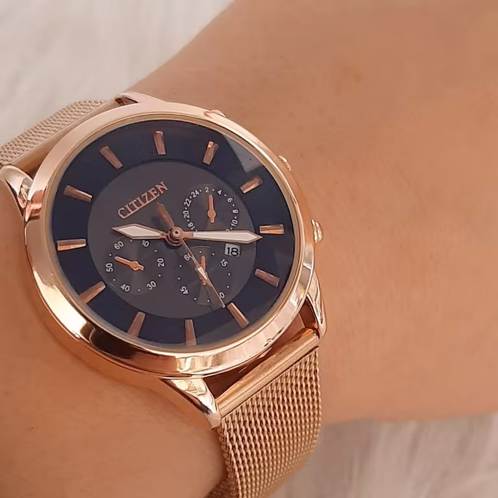 ساعت سیتیزن زنانه بند حصیری رز گلد صفحه مشکی شیشه رنگی
