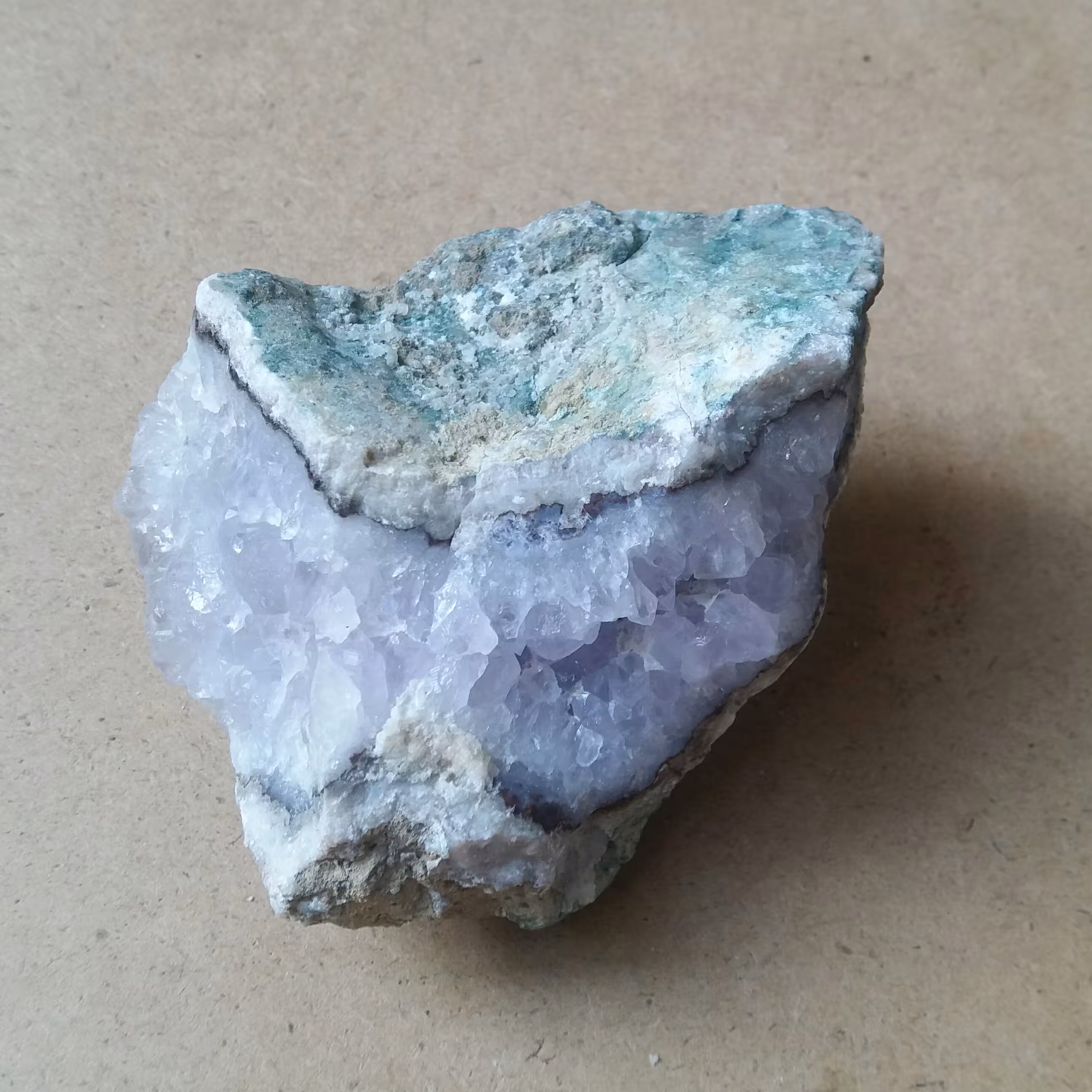 سنگ آمیتیست اصل با بلورهای درخشان ارامش بخش با خواص بسیار مناسب دکور و ویترین طول سنگ 9.5 سانته