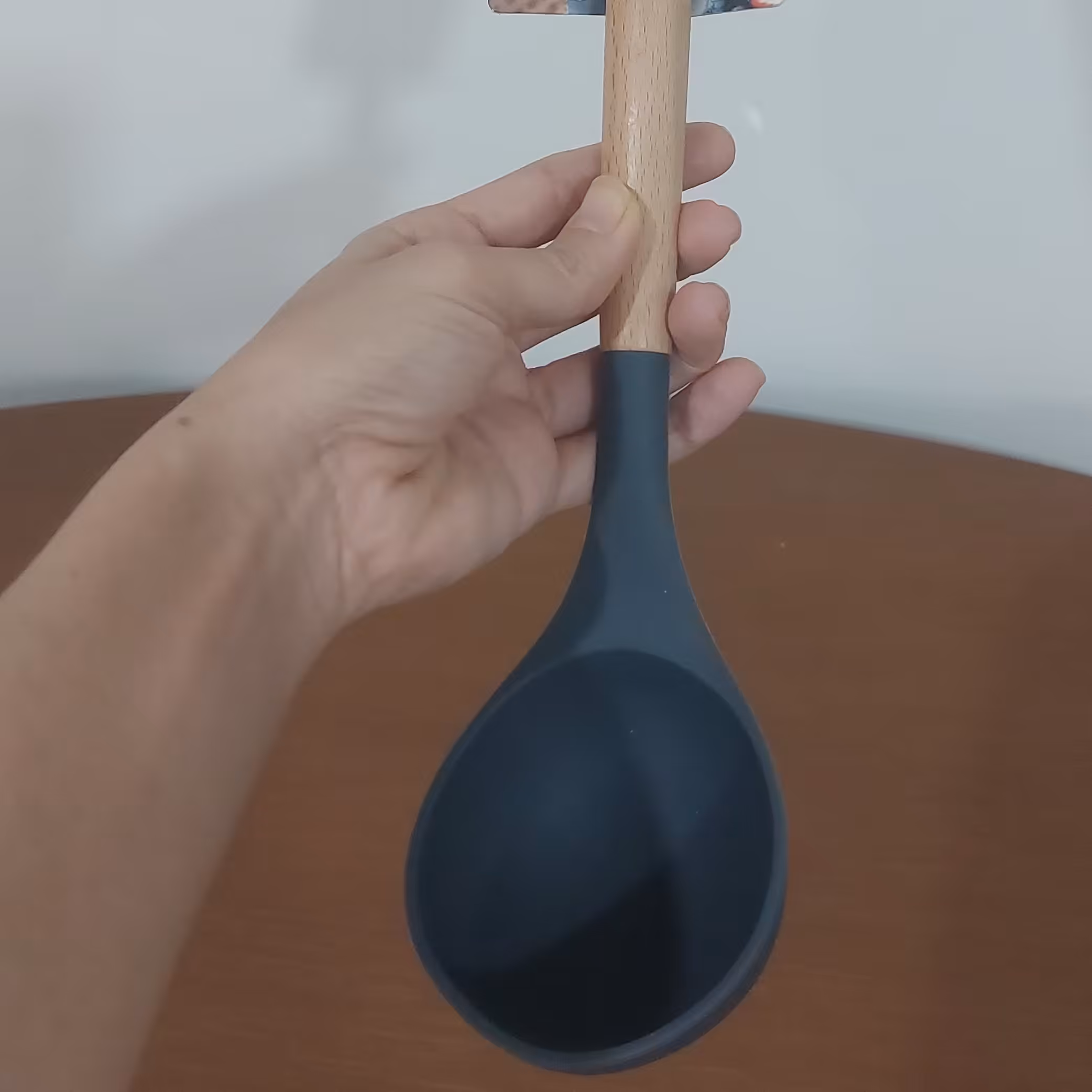 کفگیر ملاقه سیلیکونی طوسی رنگ دسته چوبی مارک شنگیا وارداتی