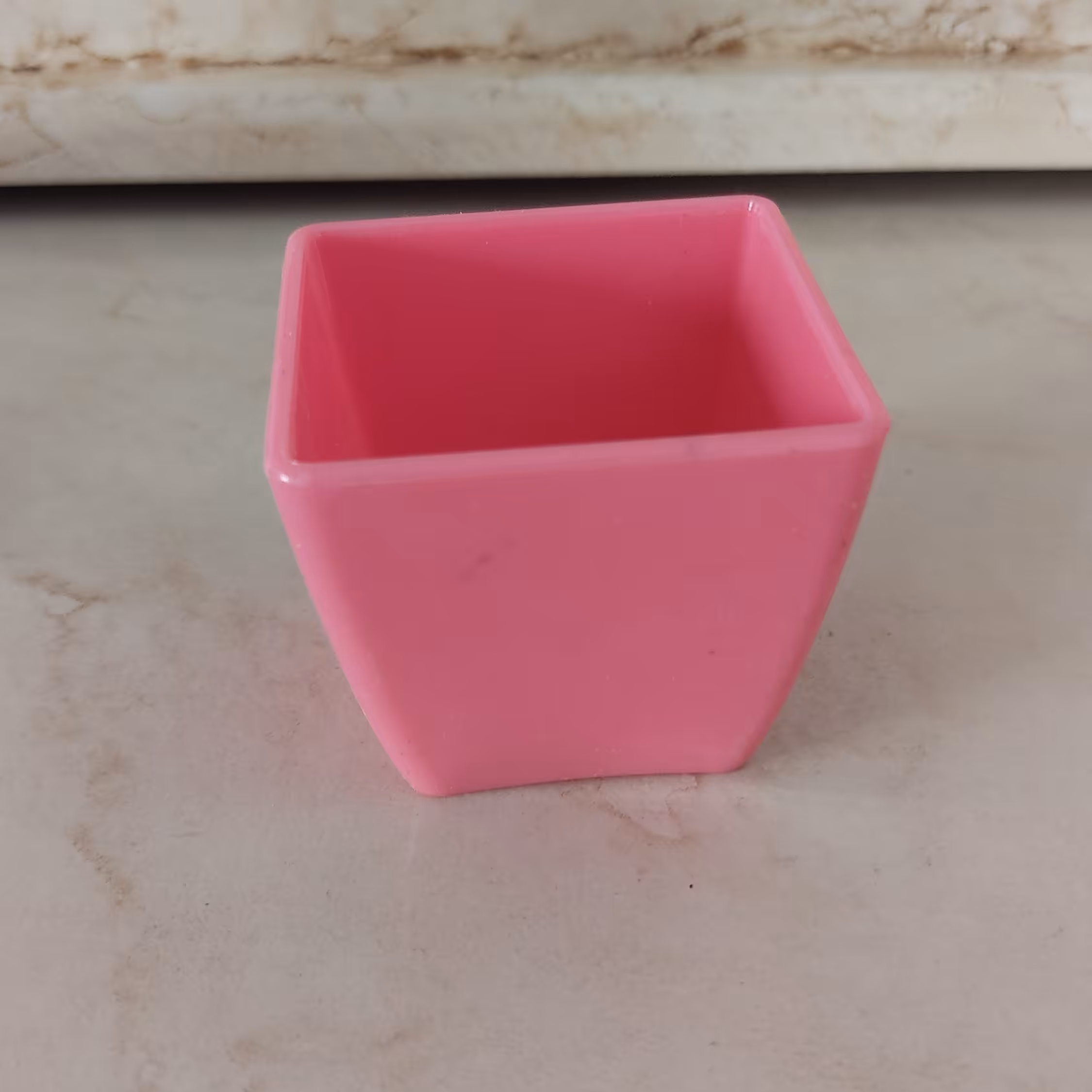 گلدان کوچک پلاستیکی رنگ صورتی 