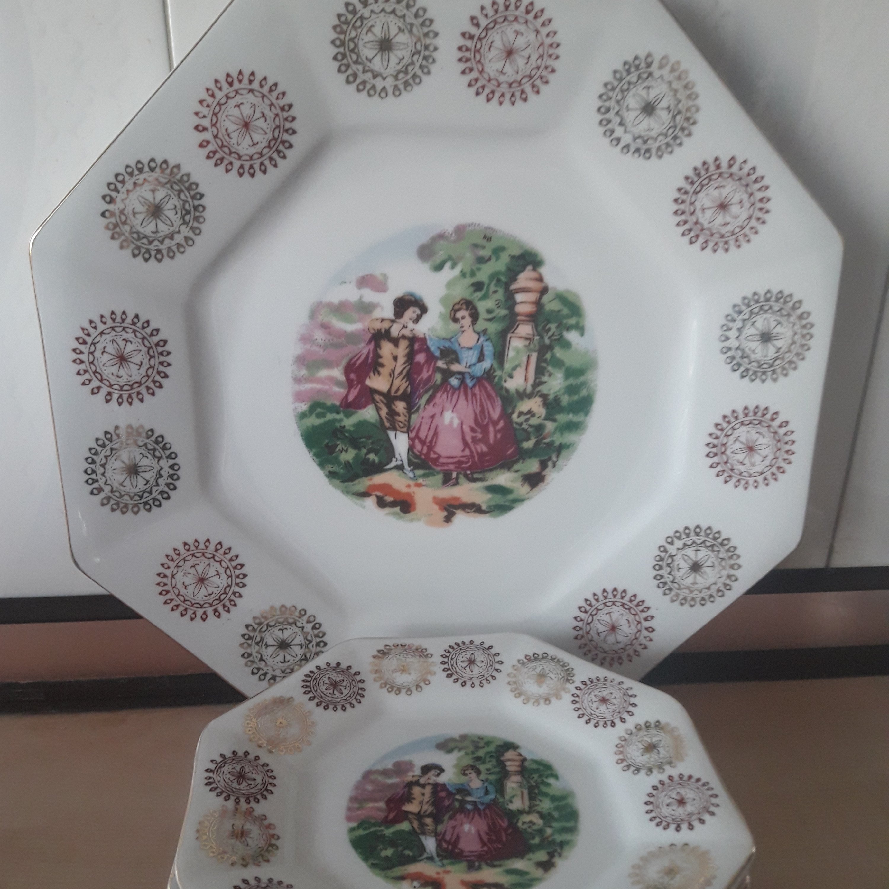 بشقاب وپیش دستی طرح لیلی ومجنون (یک عدد پیش دستی یه ذره لب پره) بدون کارتن