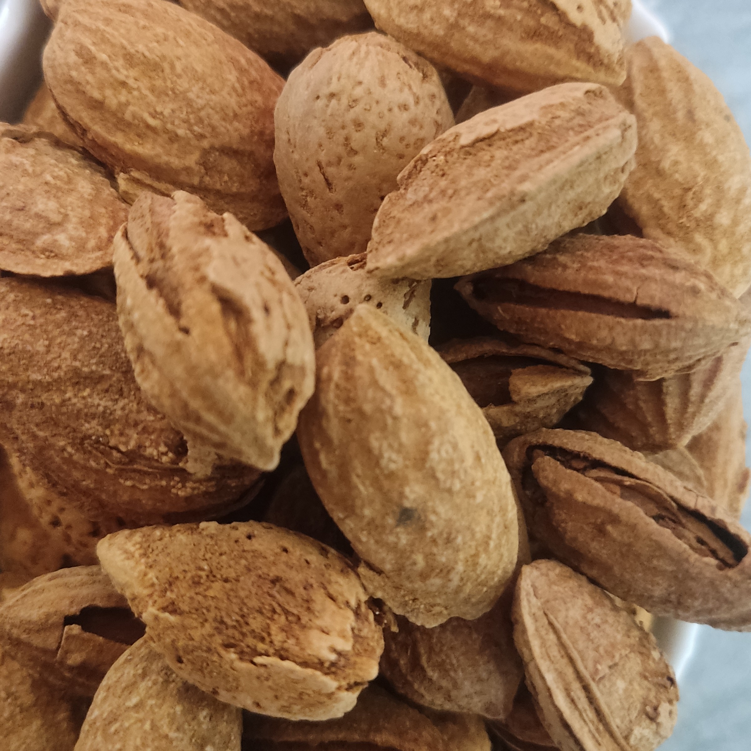 بادام نیمه کاغذی یا منقا بسته 5 کیلویی