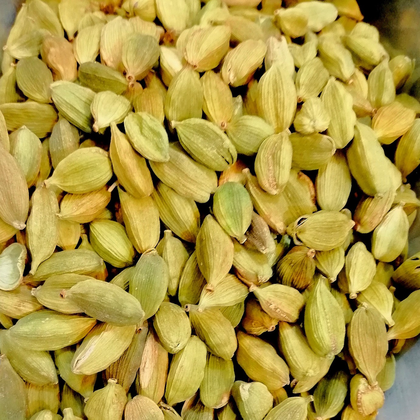 هل اکبر بنفش (بسیار معطر) بسته 100 گرمی (پس کرایه)