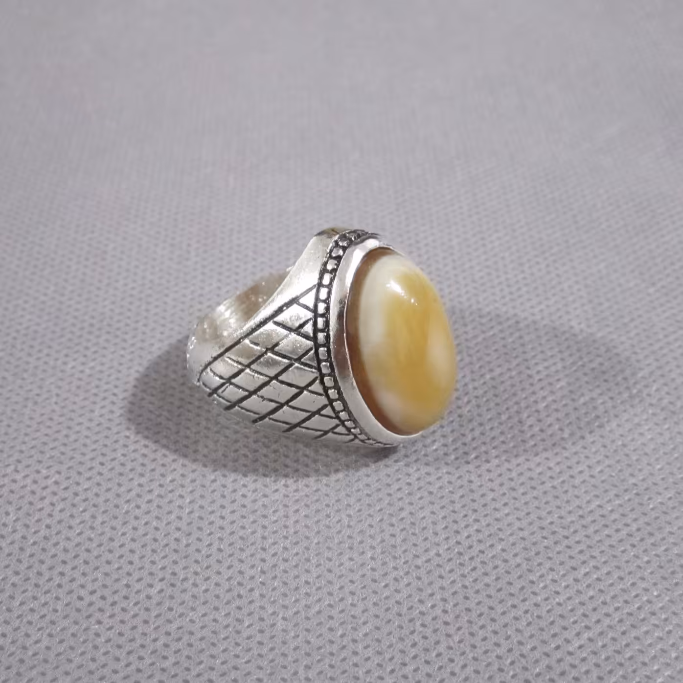 انگشتر عقیق اصل و معدنی سایز 70 با رکاب برنجی و نگین درشت طبیعی