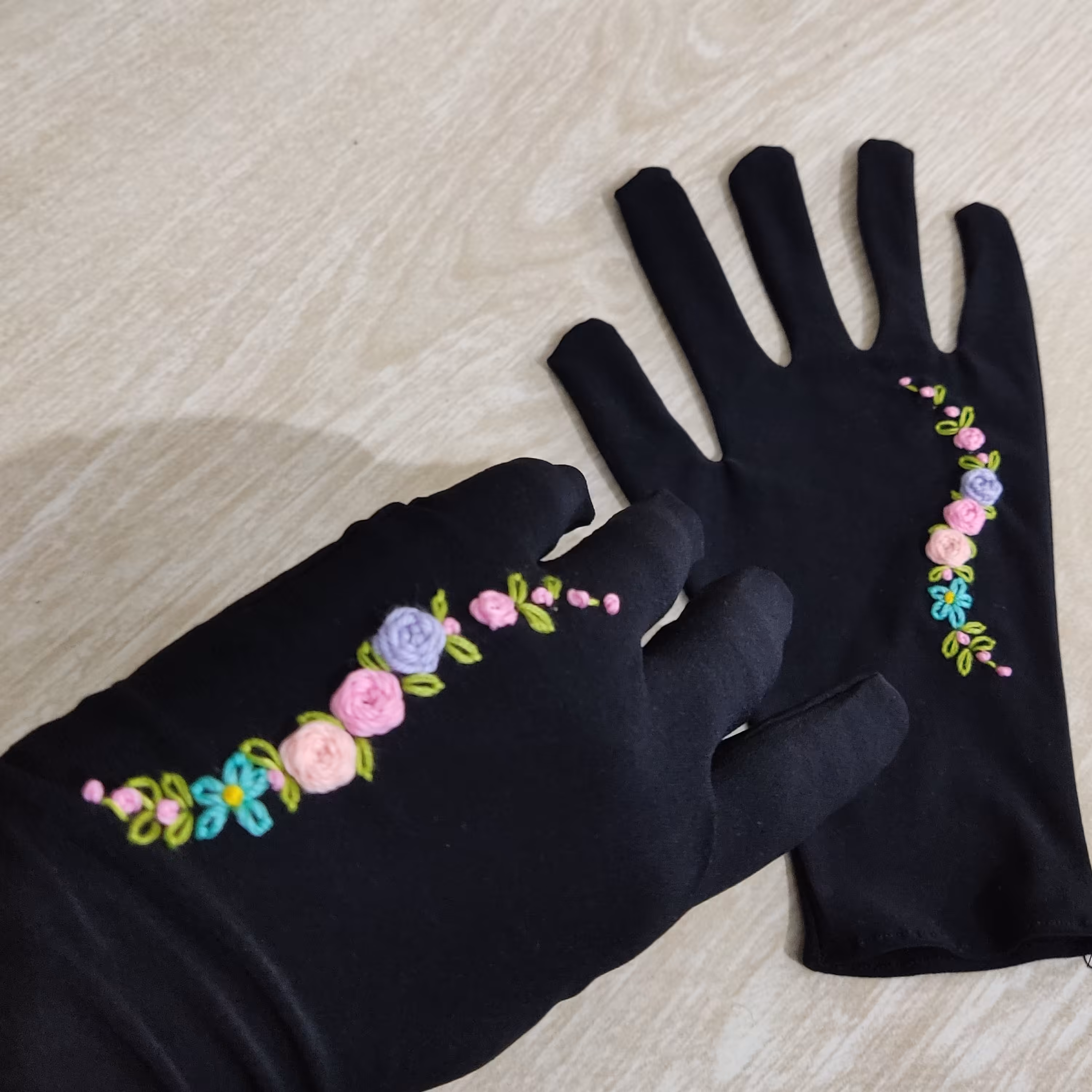 دستکش گلدوزی  با دست مجلسی طرح بهاره افقی دست کش